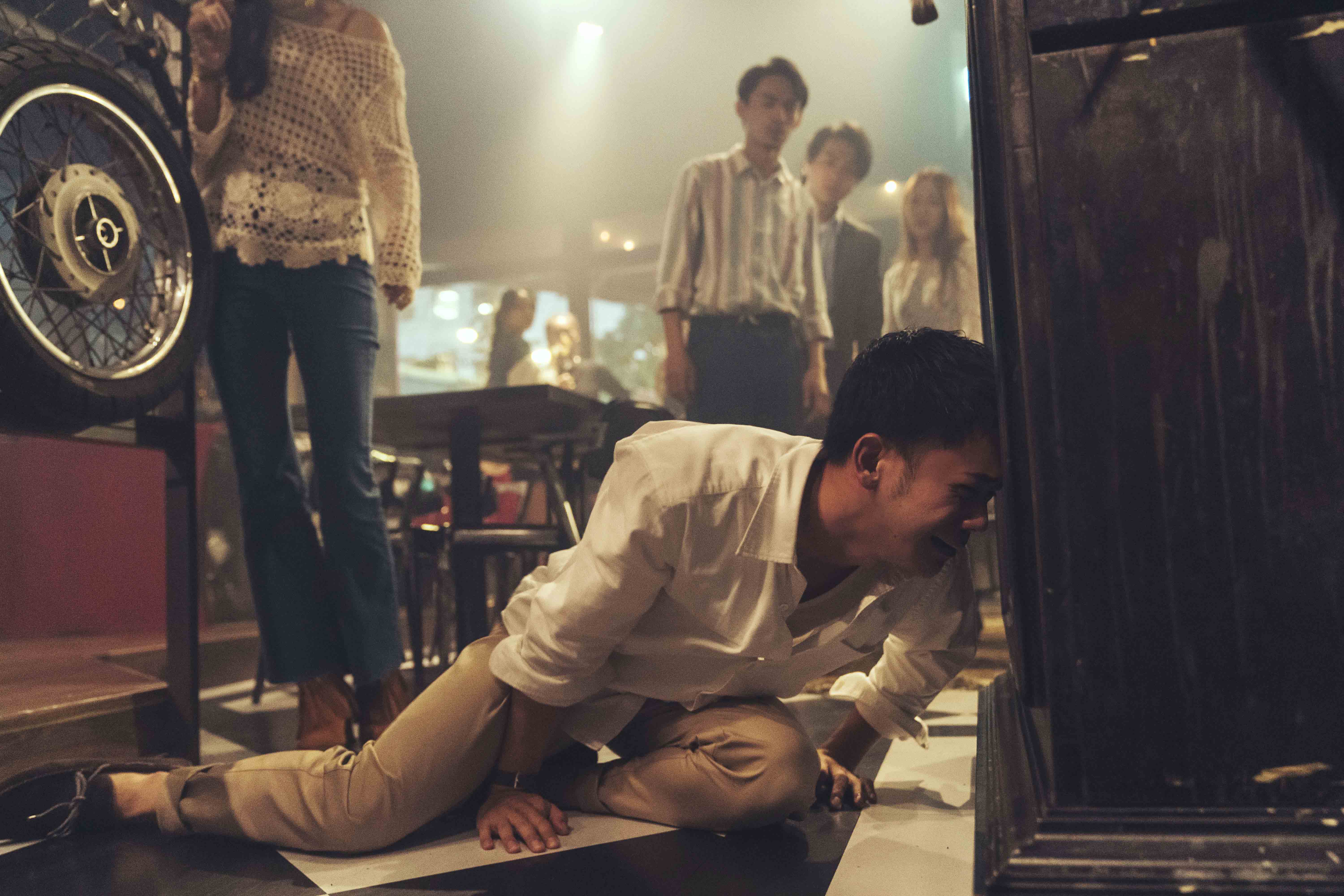 《恭請光臨曾賈府喜事》男主角李淳喝醉酒後徹底崩潰。（公視提供）