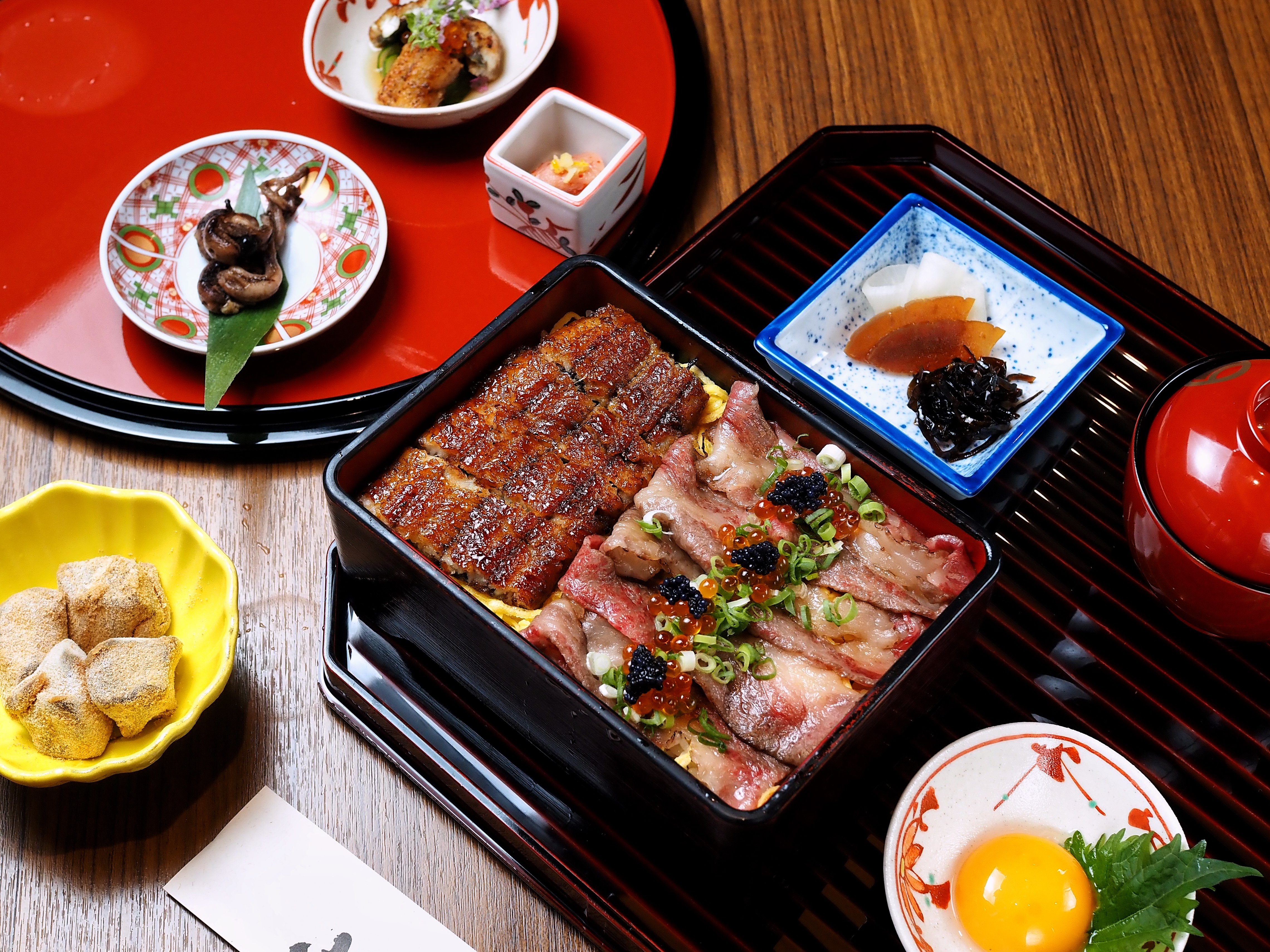 大直店限定的「極上鰻牛重」一次滿足想吃和牛和鰻魚的欲望，御膳還會附上鰻漬黃瓜、柚子明太子、鰻肝燒、黑糖蕨餅。（980元／基本套餐；1,380元／御膳）