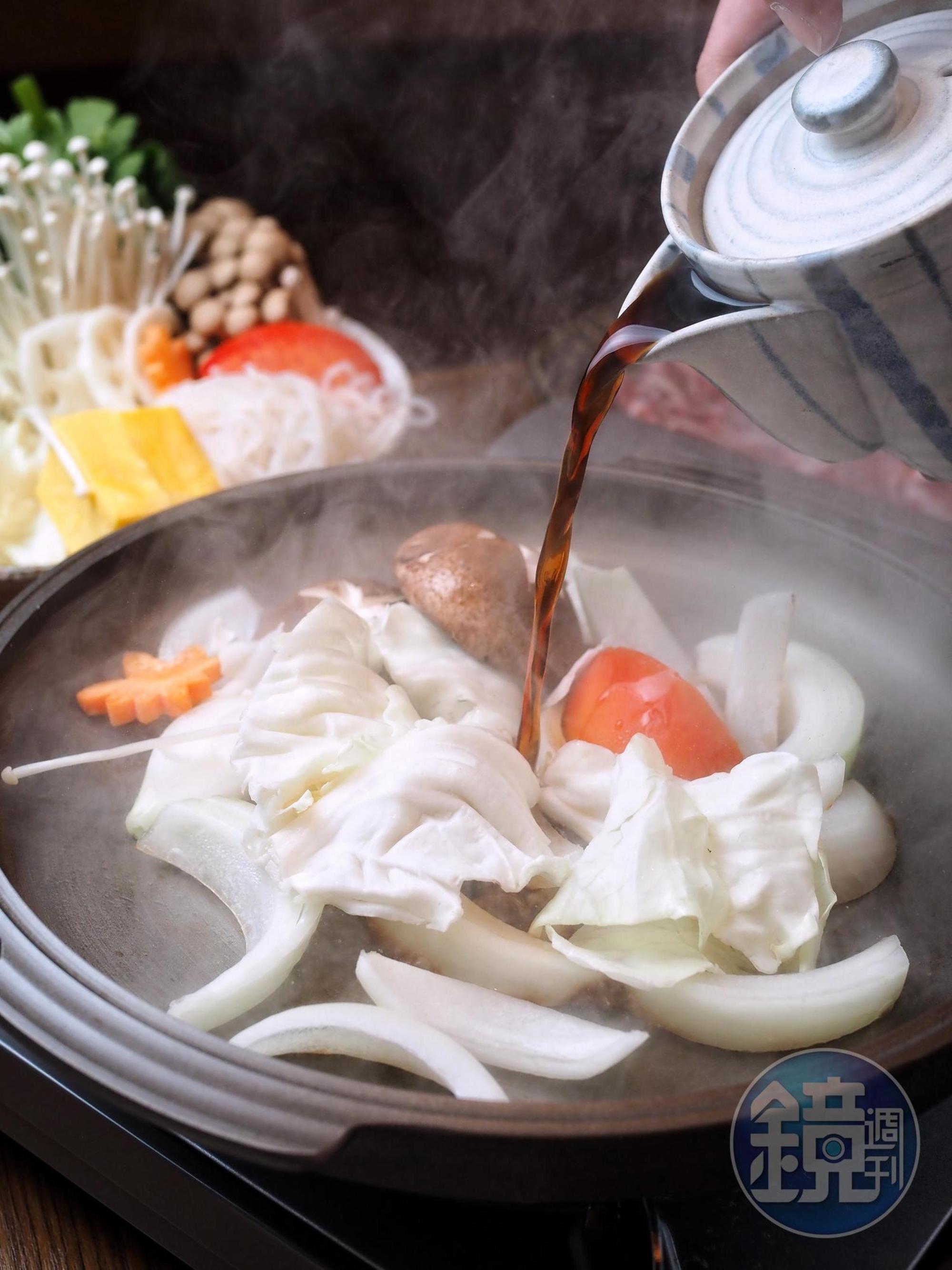 點壽喜燒都可享桌邊服務。近江牛油爆香,加上特調的醬油味醂醬汁,香氣滿屋。