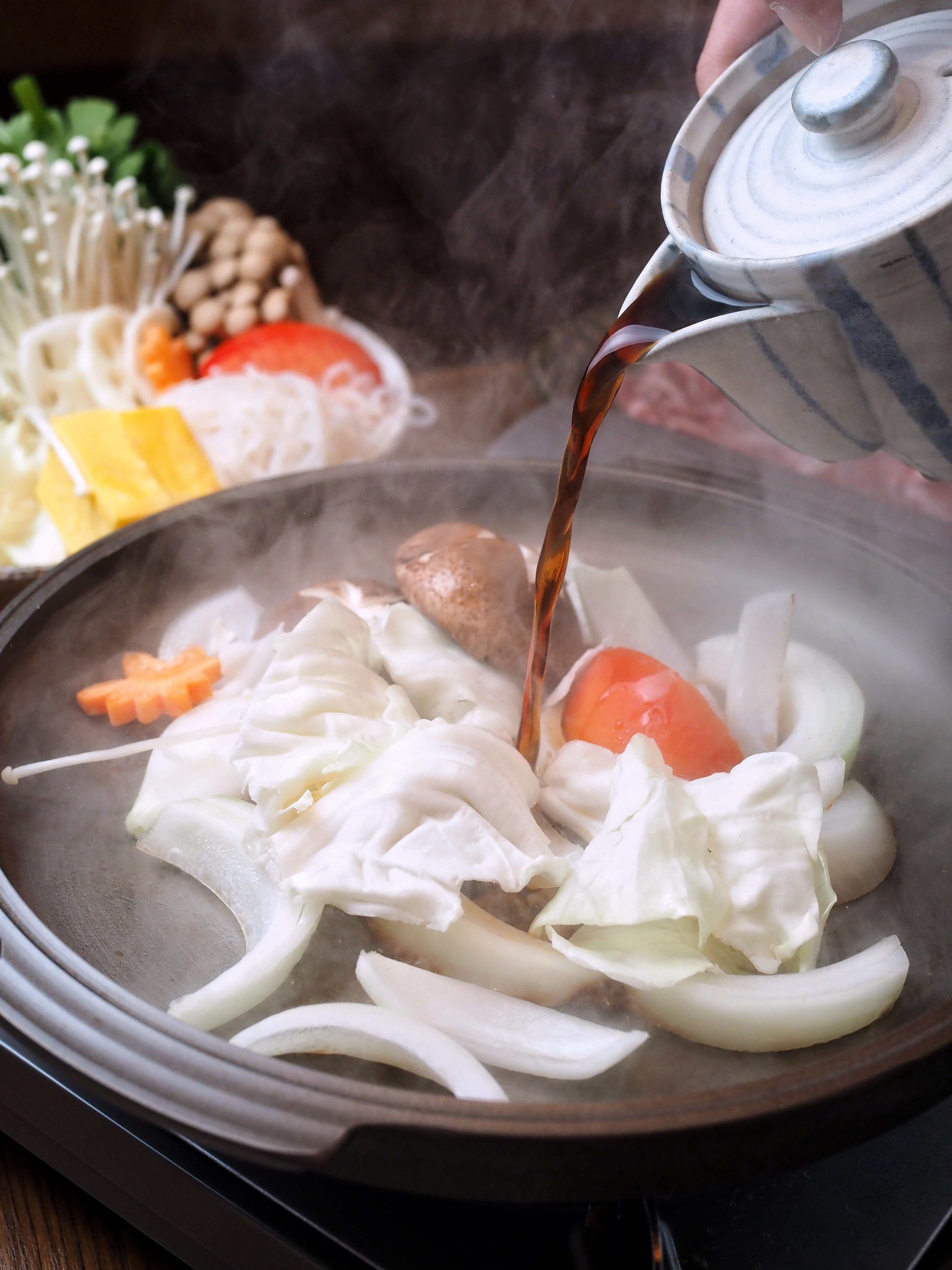 點壽喜燒都可享桌邊服務。近江牛油爆香，加上特調的醬油味醂醬汁，香氣滿屋。