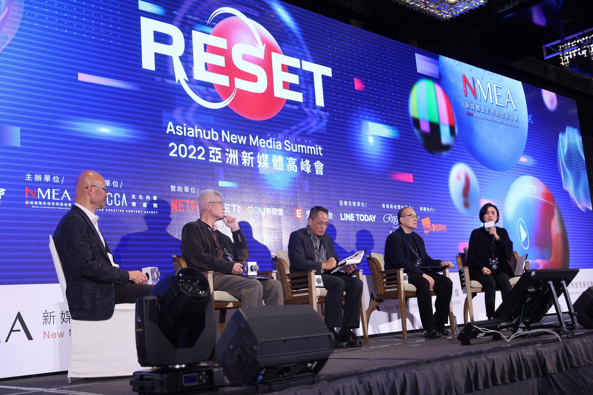 LINE台灣董事長暨執行長陳立人（左起）擔任第一場論壇主持人，公廣集團董事長胡元輝、文化內容策進院董事長彭俊亨、國家電影及視聽中心董事長藍祖蔚、台北流行音樂中心董事長黃韻玲對談。（NMEA提供）