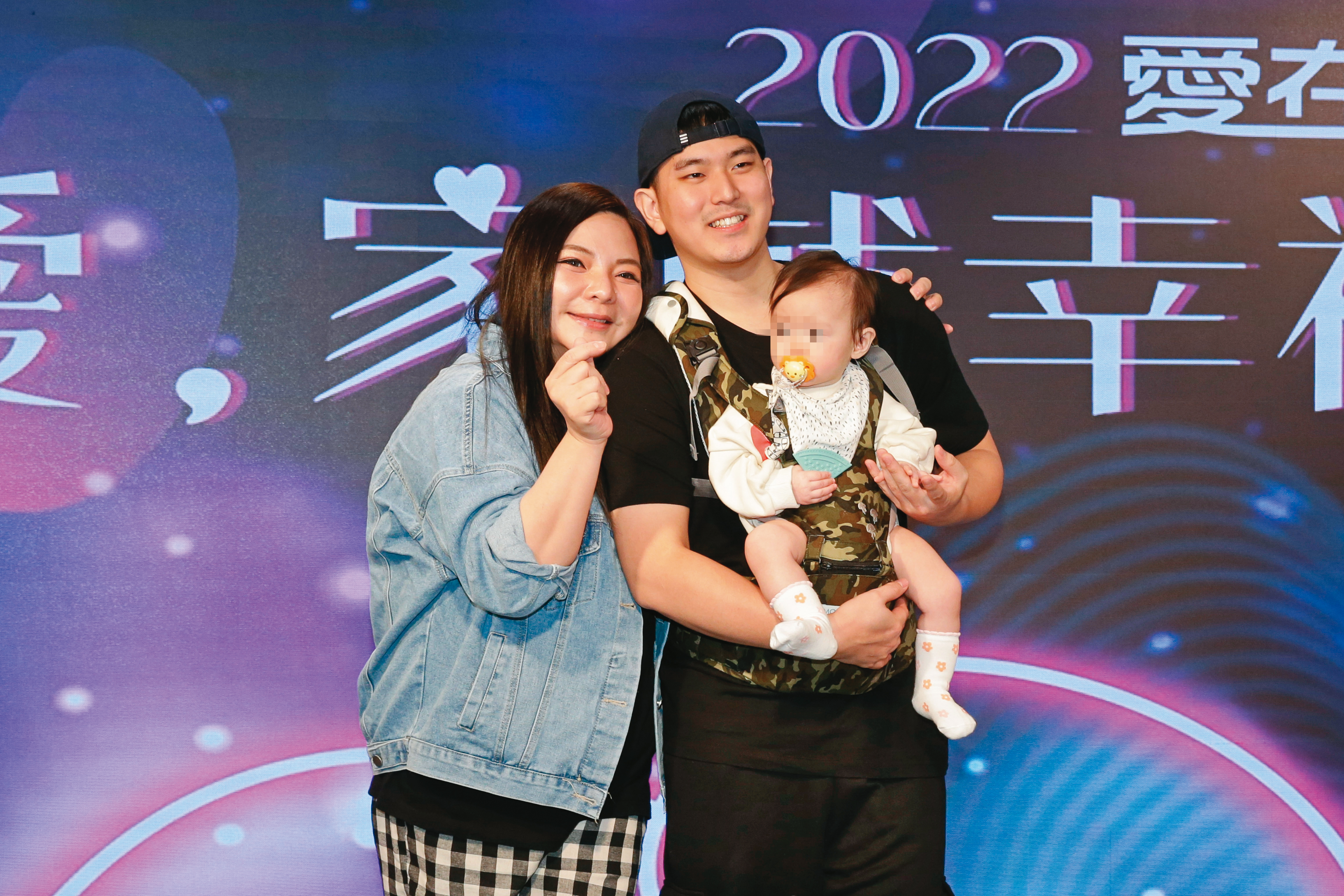 小甜甜今年3月和老公帶女兒出席活動，兩人當時狀況看來還不錯。但其實她嘴巴太快，不但曾惹怒老公，最近也導致自己遭換角。