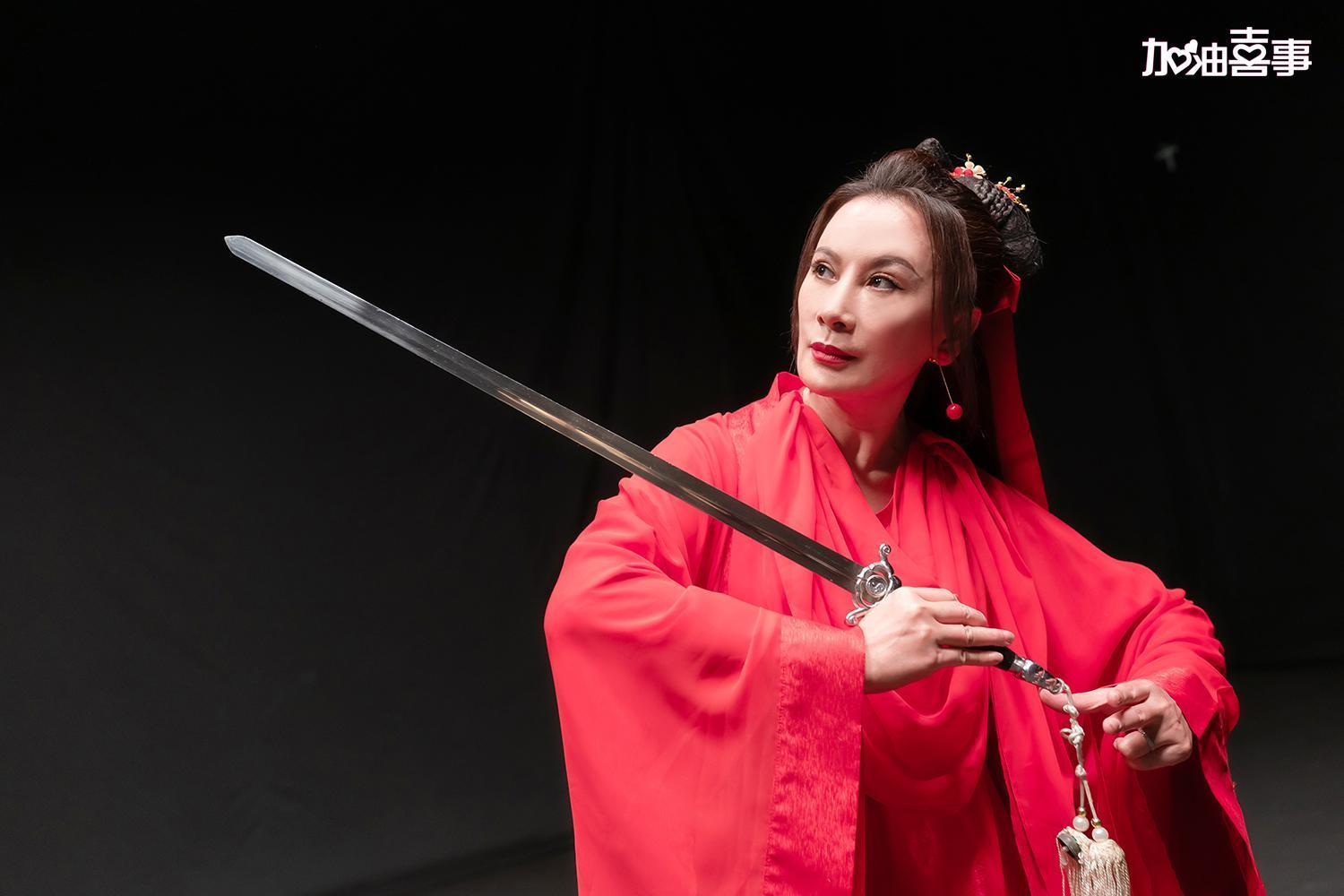 陳亞蘭難得穿上柔美女裝，直喊不習慣。（TVBS）