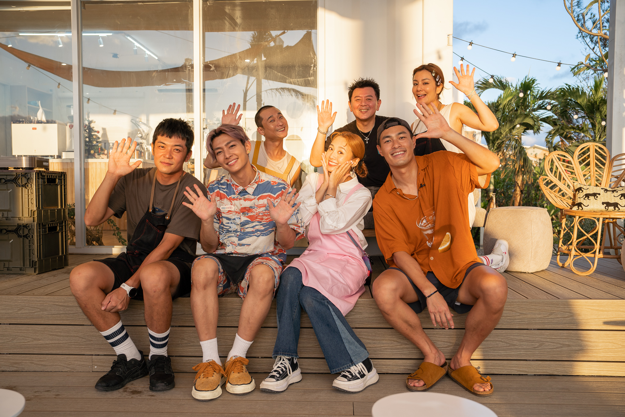 《嗨！營業中》創下高收視，（前排左起）姚元浩、炎亞綸、鬼鬼、楊祐寧、（後排左起）浩子、庹宗康、莎莎開心不已。（好看娛樂提供）