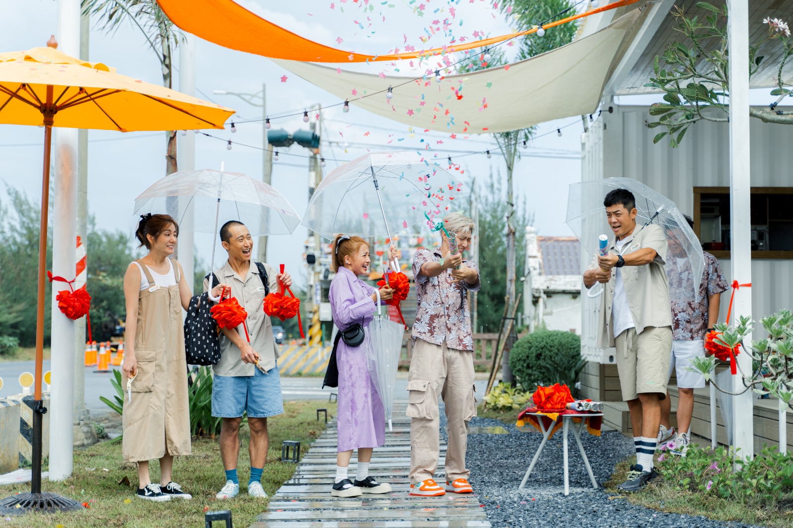 莎莎(左起)、浩子、鬼鬼、炎亞綸、姚元浩、庹宗康開心慶祝節目創下高收視。(好看娛樂提供)