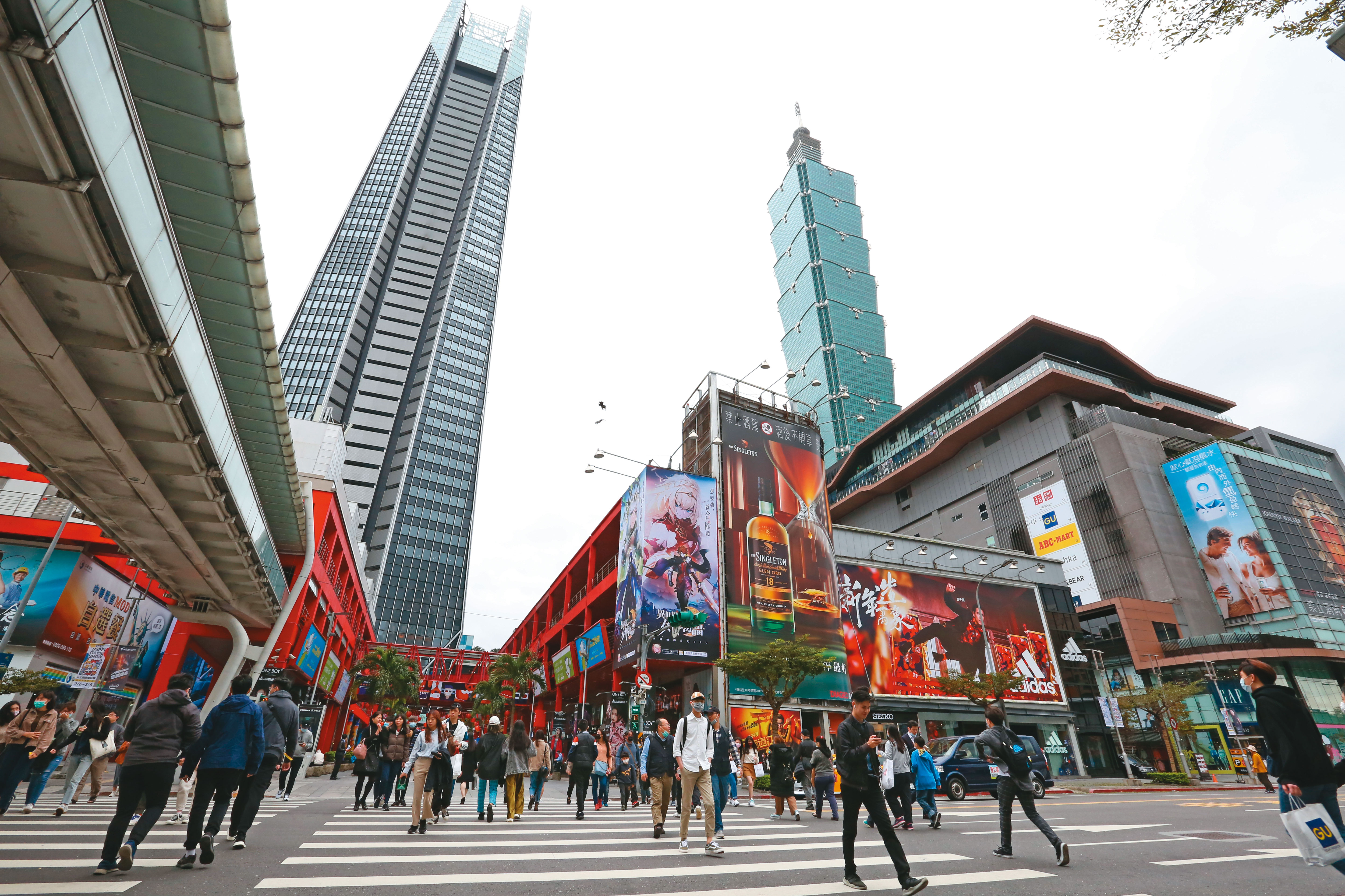 受疫情重創的餐飲、觀光產業逐漸恢復生機，又遇上年終旺季，搶補人力。