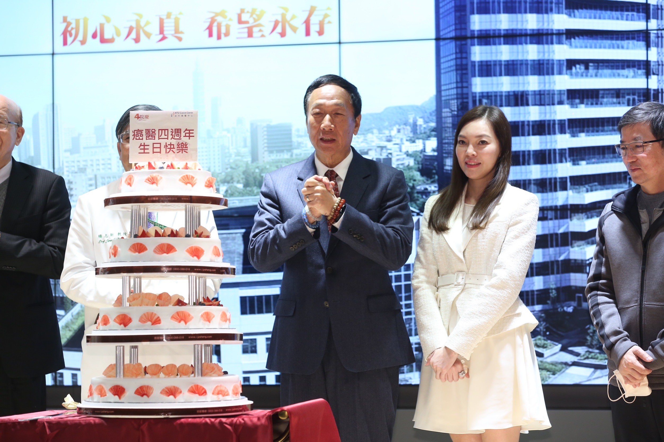 郭台銘與太太曾馨瑩今下午參加台大醫院癌醫中心分院4週年院慶活動。