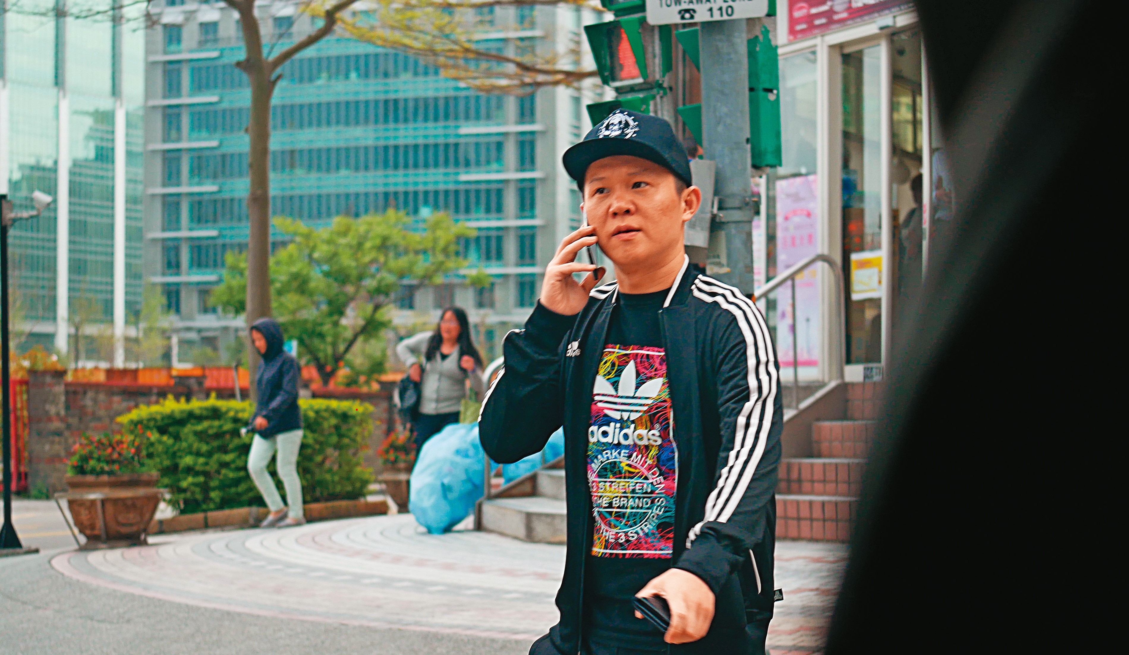 「88會館」負責人郭哲敏涉地下匯兌洗錢案潛逃出境，日前在泰國落網，今日下午由刑事警察局等單位押解回台歸案。