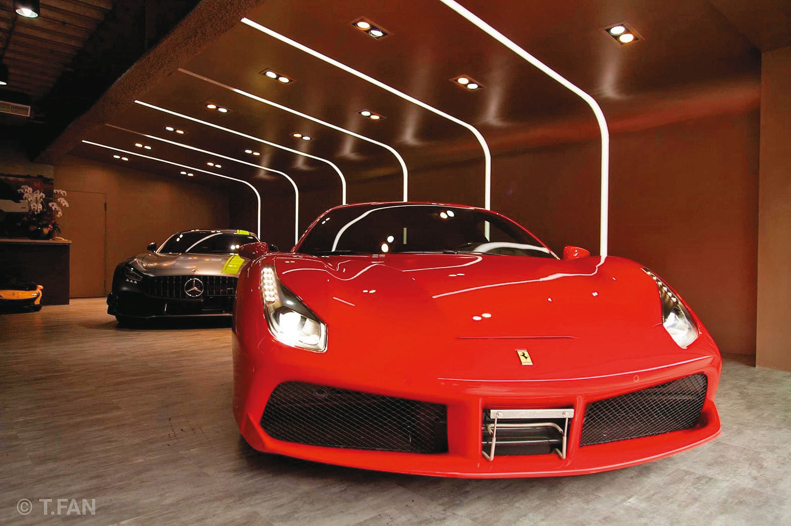 李男在台北內湖開設威登車行，內部停滿法拉利、雙B等超跑豪車。（讀者提供）