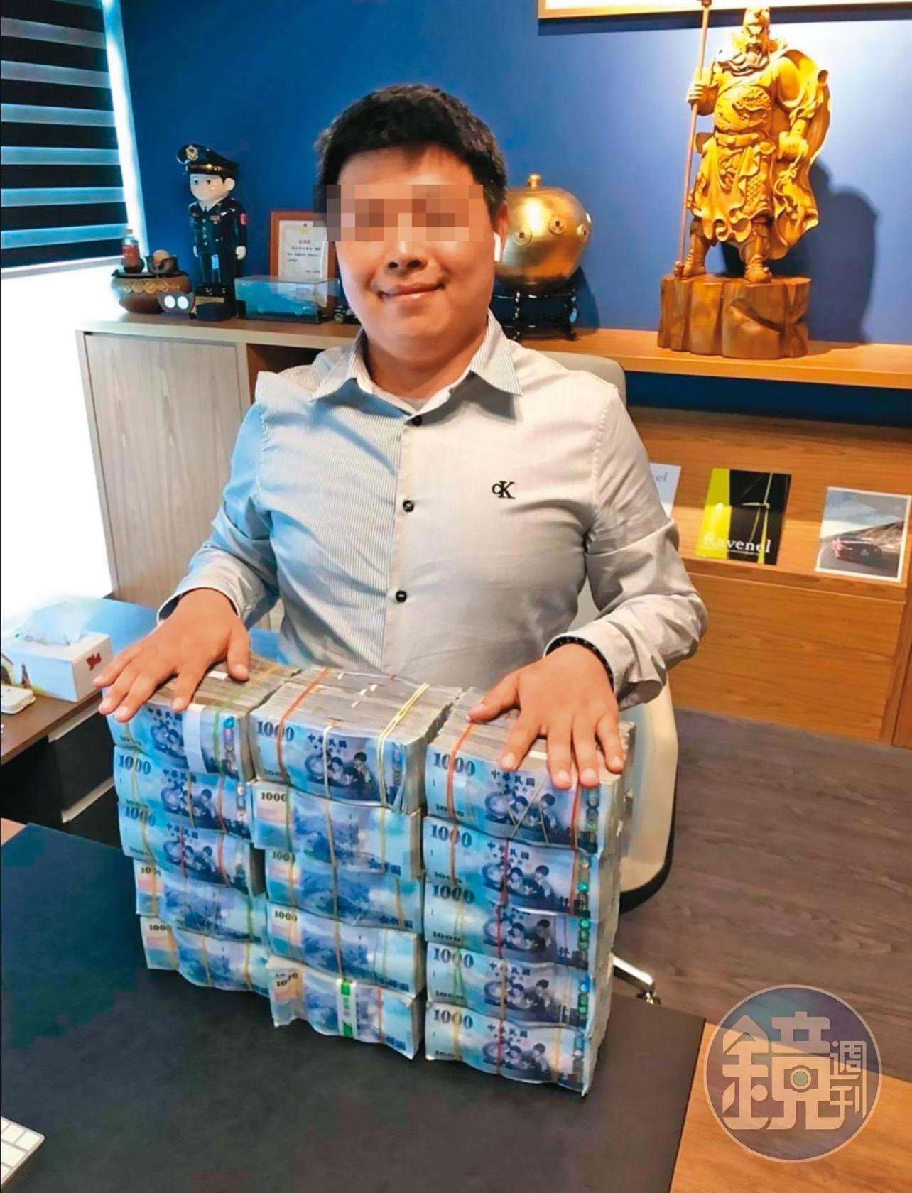 李男的辦公桌上堆滿鈔票,看似多金,卻被踢爆利用超跑吸金詐騙。(讀者提供)