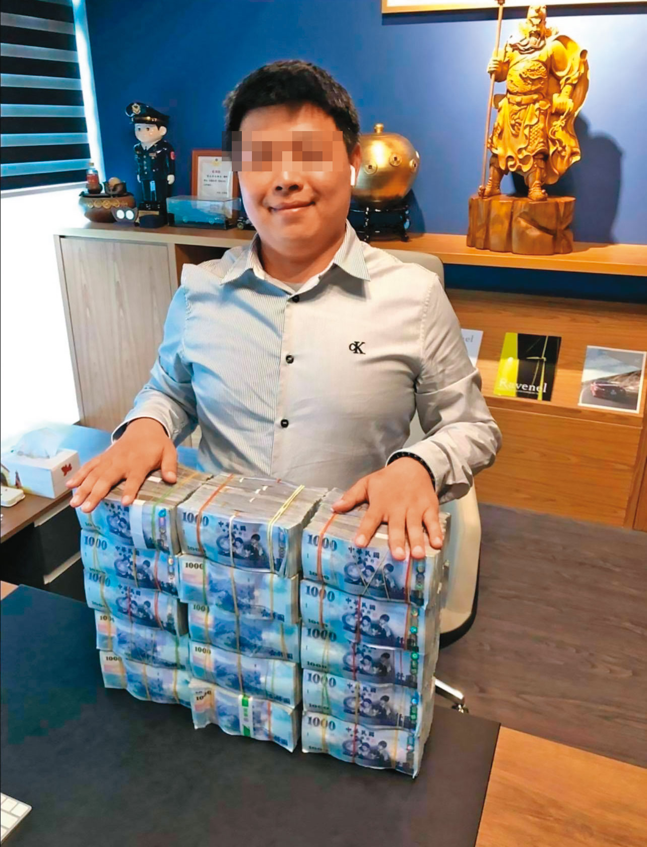 李男的辦公桌上堆滿鈔票，看似多金，卻被踢爆利用超跑吸金詐騙。（讀者提供）