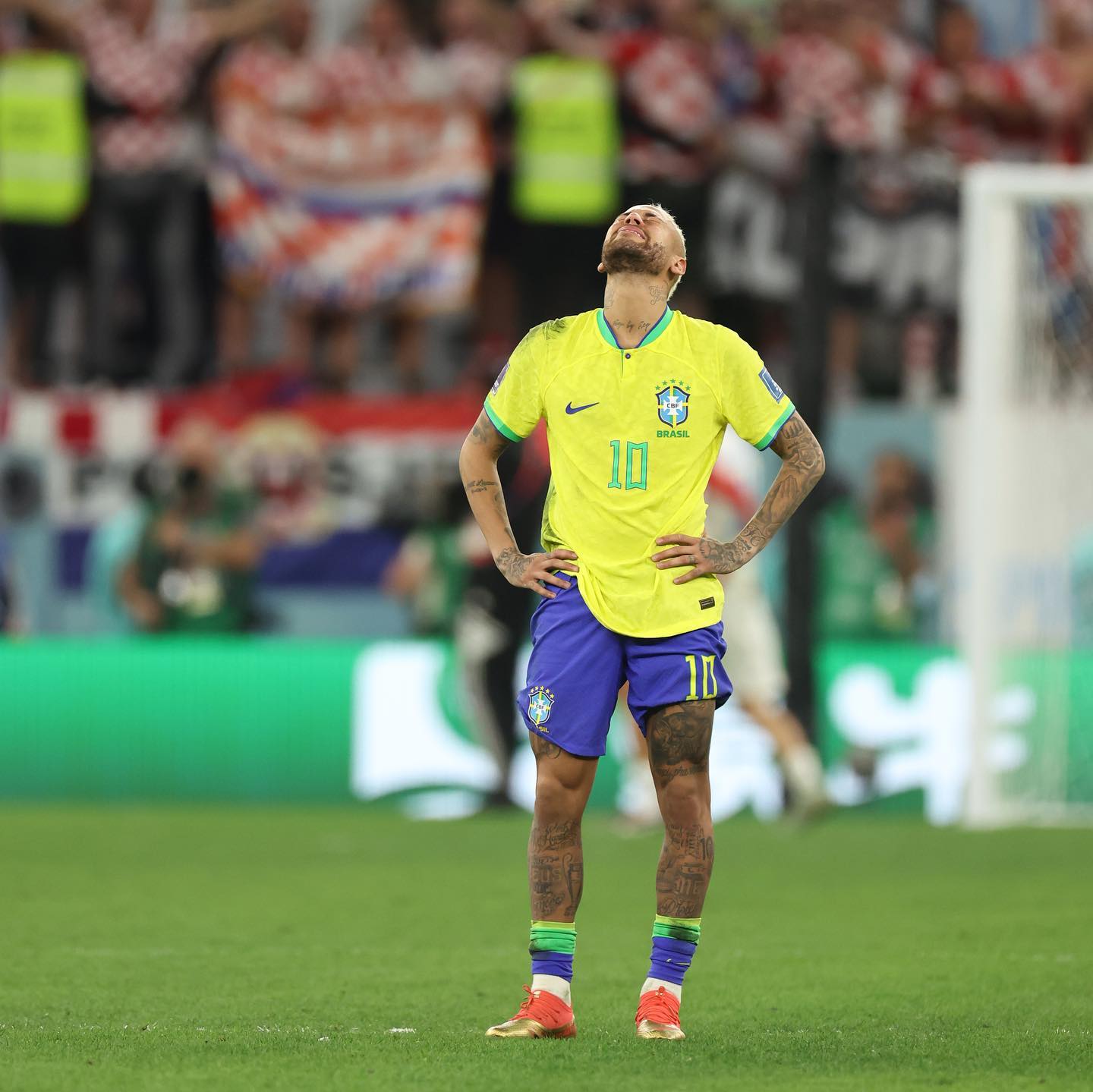 內馬爾最後一舞8強止步抱憾收場,也忍不住淚灑球場。(翻攝自Neymar IG)