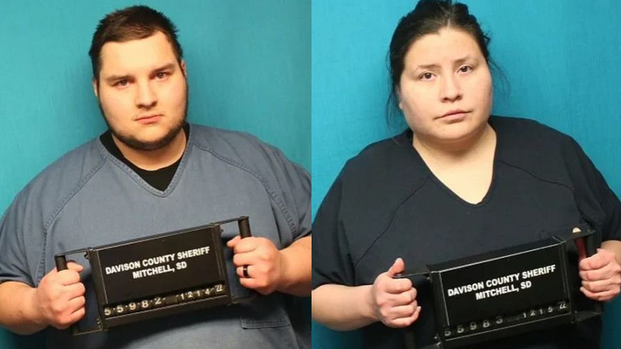 美國一對夫妻竟帶著過世至少3個月的8歲女兒屍體開車旅行，遭警方逮捕。（翻攝自Davison County Sheriff's Office）