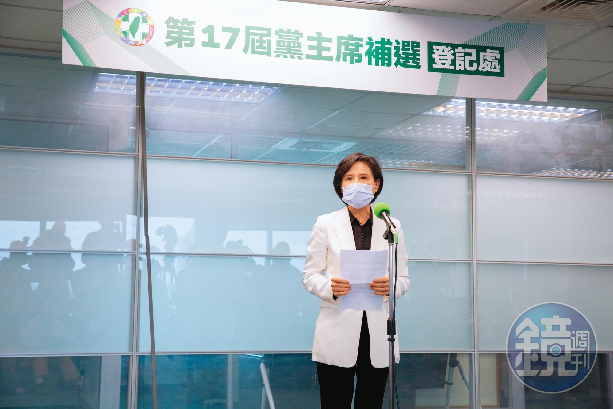 民進黨主席補選1月15日投票,雖為同額競選,但賴團隊盼衝高投票率展現團結。圖為鄭麗君14日代賴前往登記。