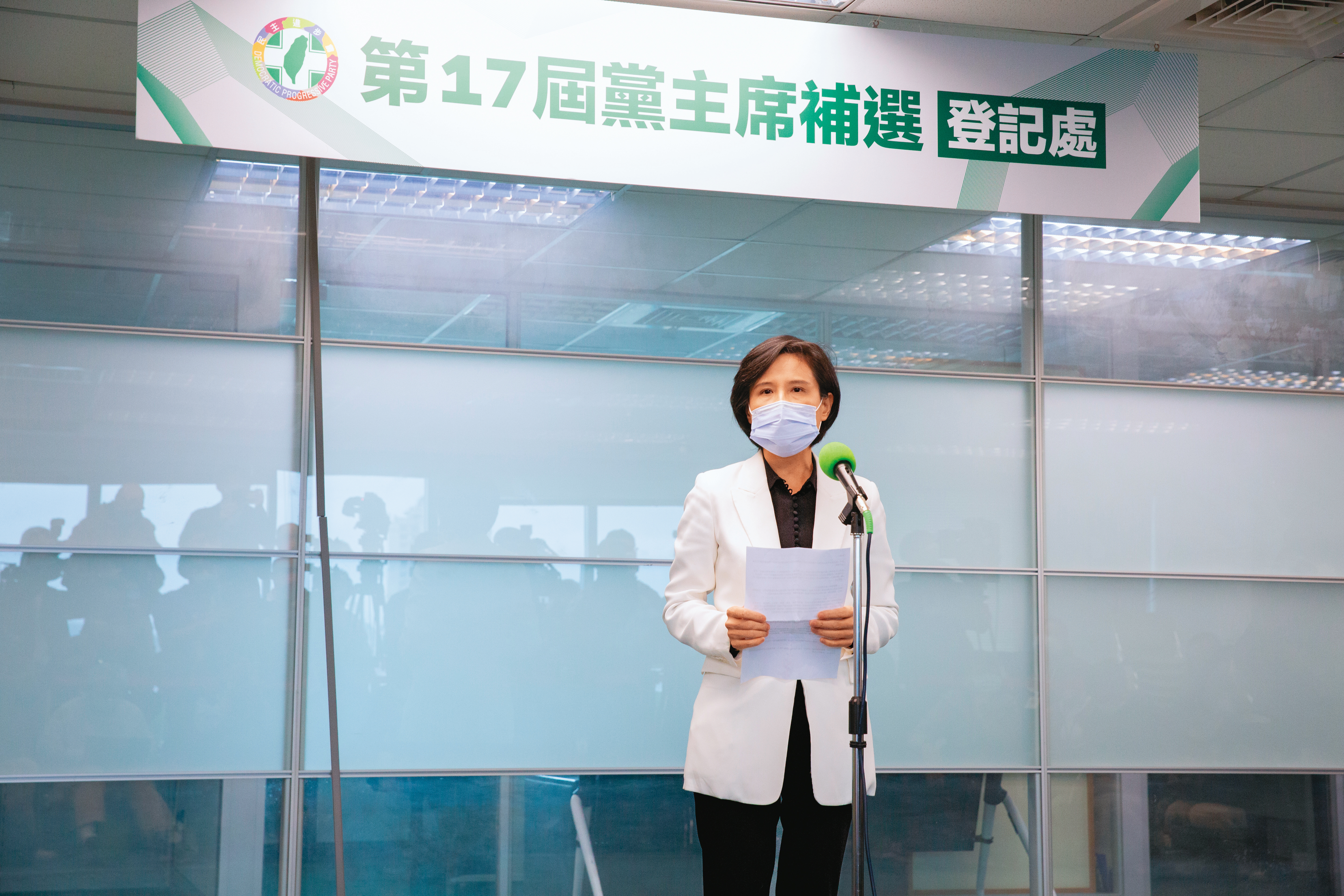 民進黨主席補選1月15日投票，雖為同額競選，但賴團隊盼衝高投票率展現團結。圖為鄭麗君14日代賴前往登記。