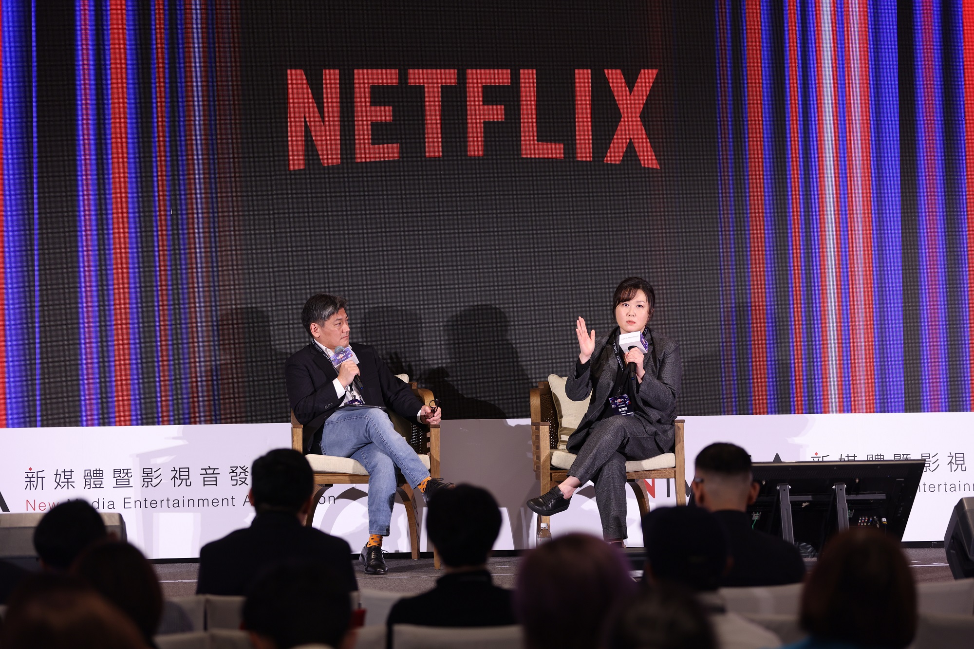 《2022亞洲新媒體高峰會》邀請Netflix亞太地區（不含印度）內容副總裁金珉暎（右）舉辦專場論壇。左為文化內容策進院顧問柯子怡。（NMEA提供）