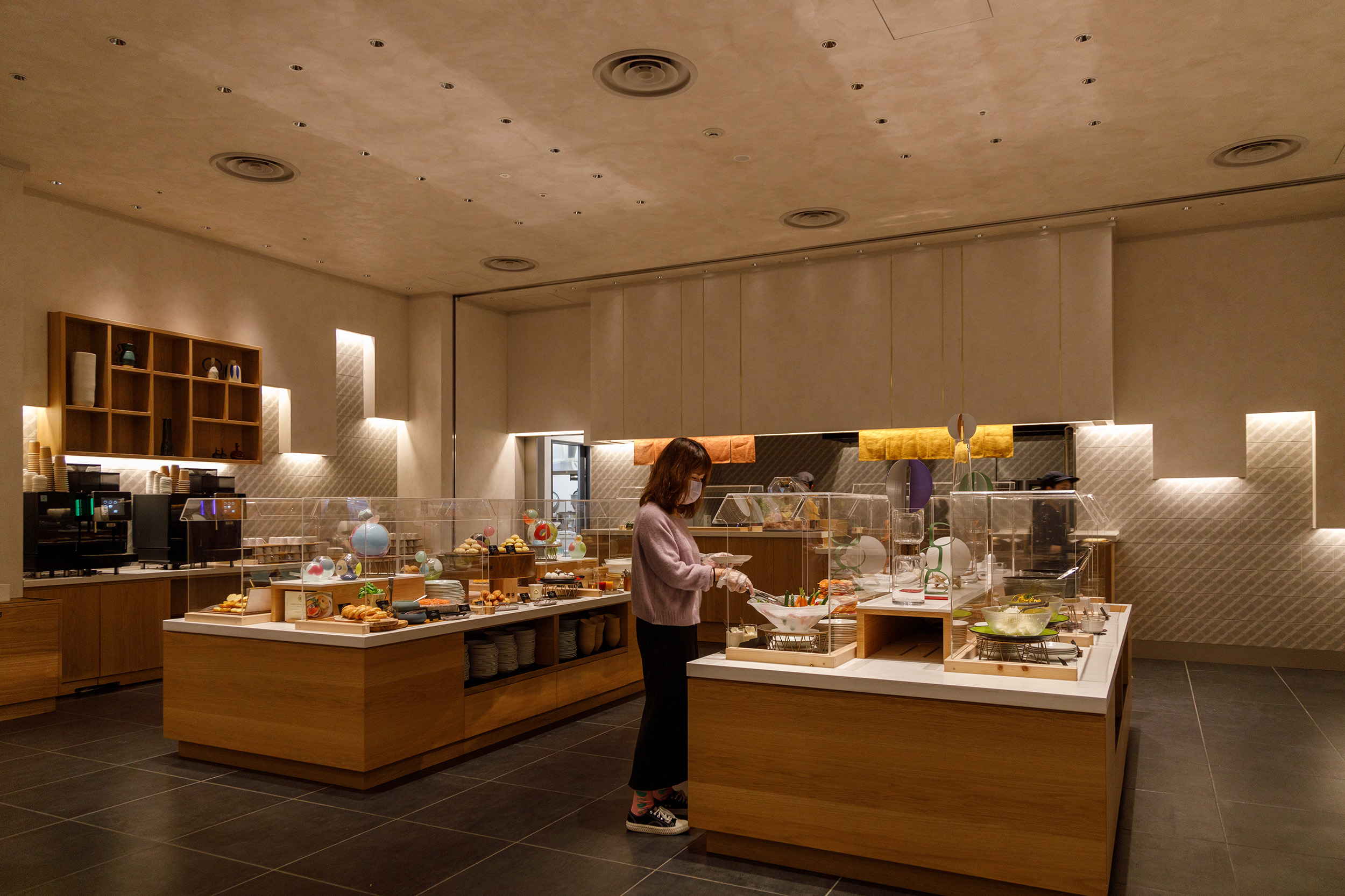 OMO Dining早上是餐點豐富的自助餐廳，午間及晚上則提供具有大阪飲食特色的創意料理。