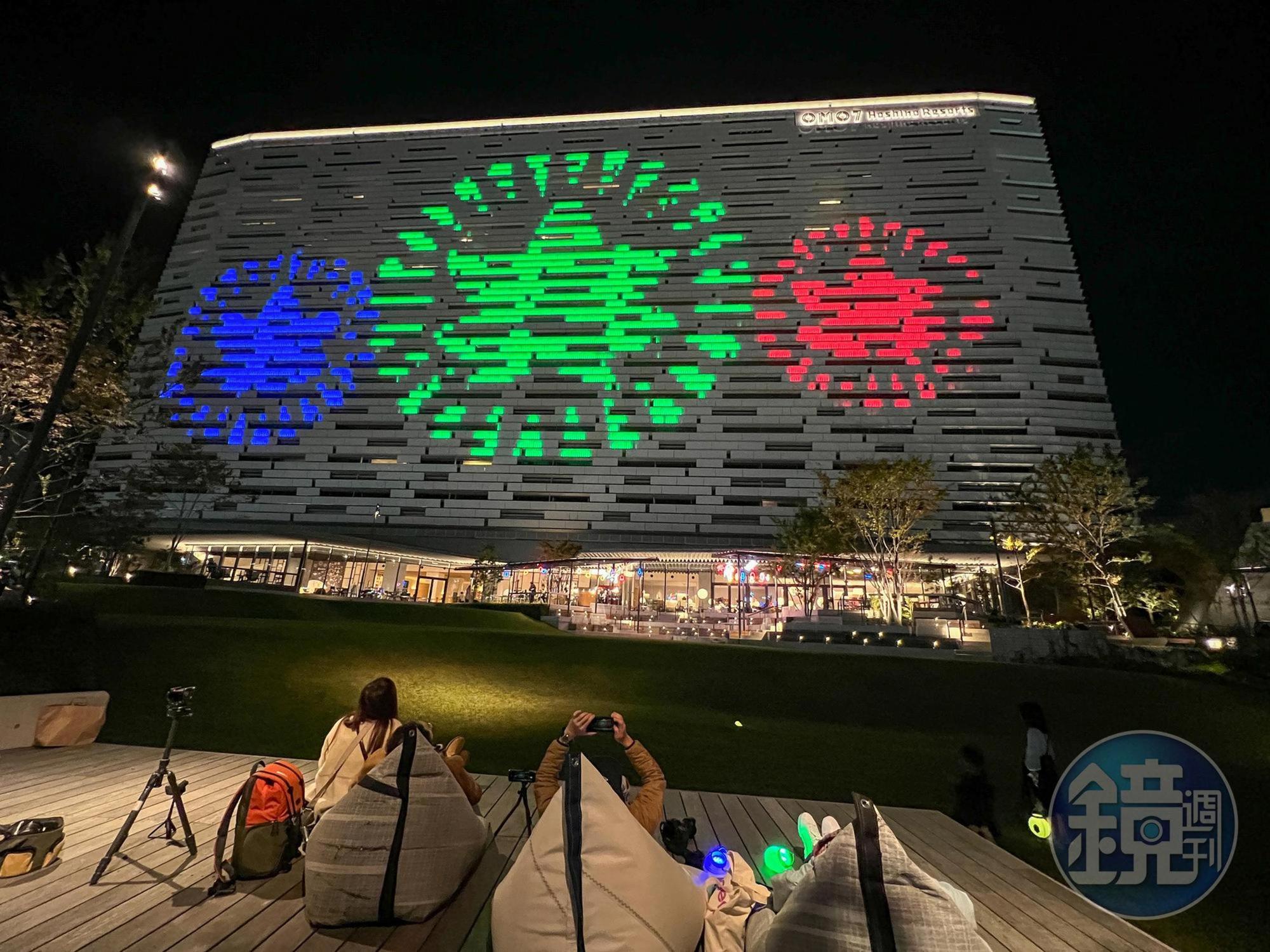 OMO7大阪在花園廣場為住客舉辦PIKAPIKA NIGHT，可以穿浴衣、提燈籠與照射在飯店外牆的霓虹燈光雕合影。