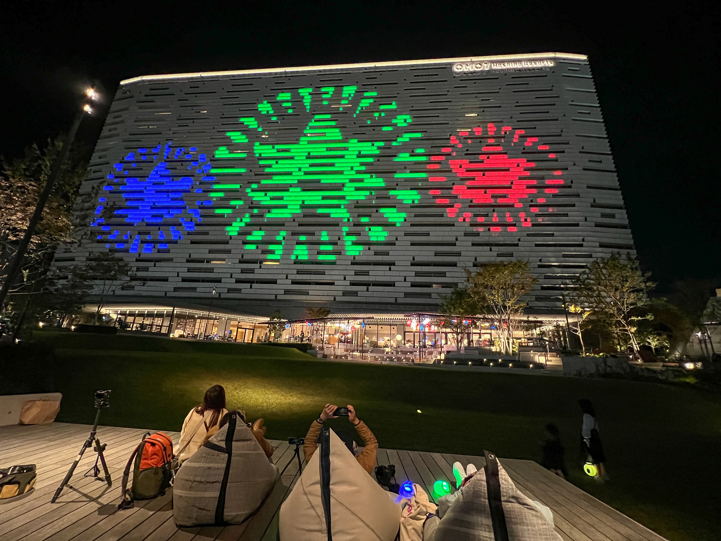 OMO7大阪在花園廣場為住客舉辦PIKAPIKA NIGHT，可以穿浴衣、提燈籠與照射在飯店外牆的霓虹燈光雕合影。