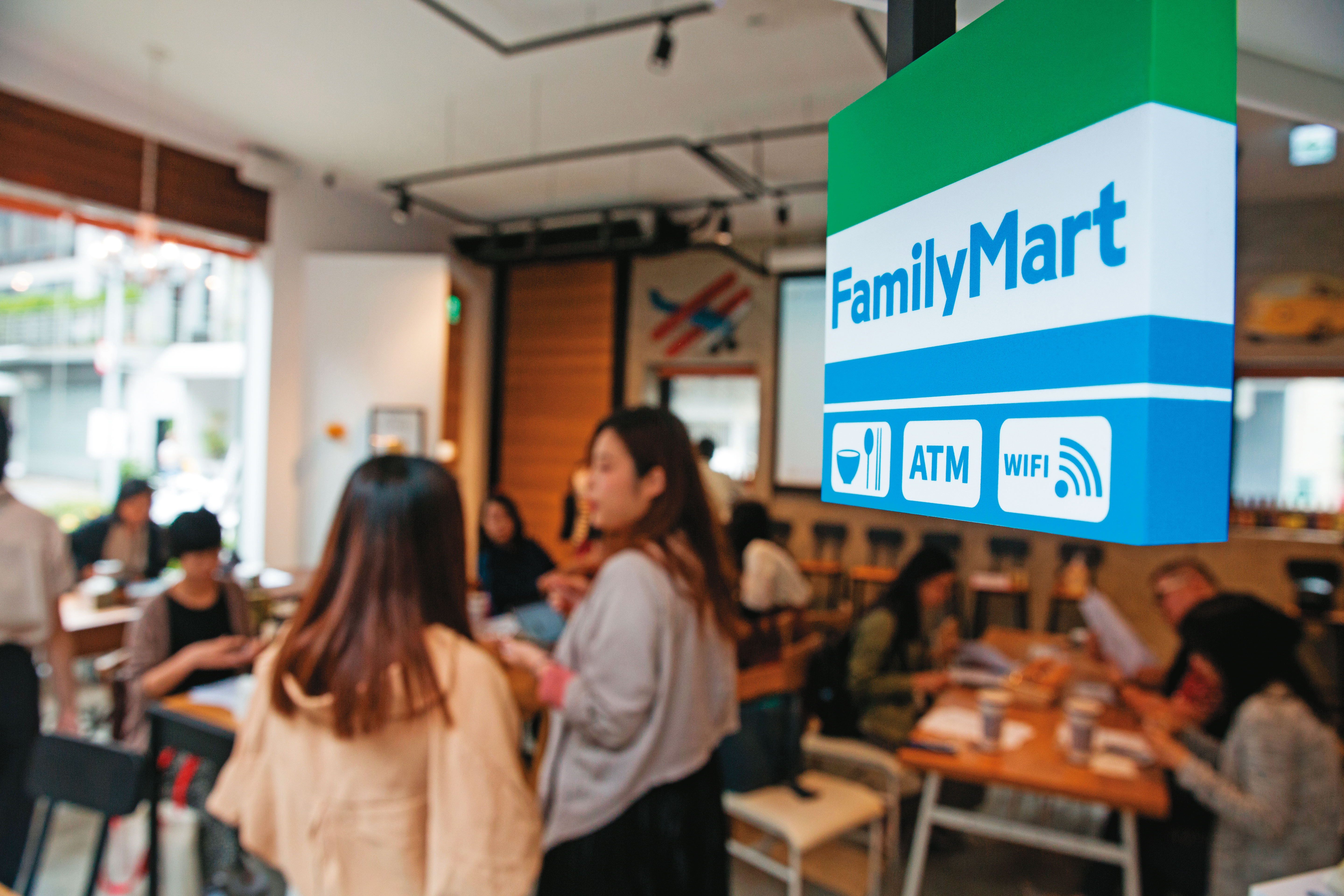 蔡宏圖家族買下全家股權,卻被外界質疑踩到產金分離原則的紅線。