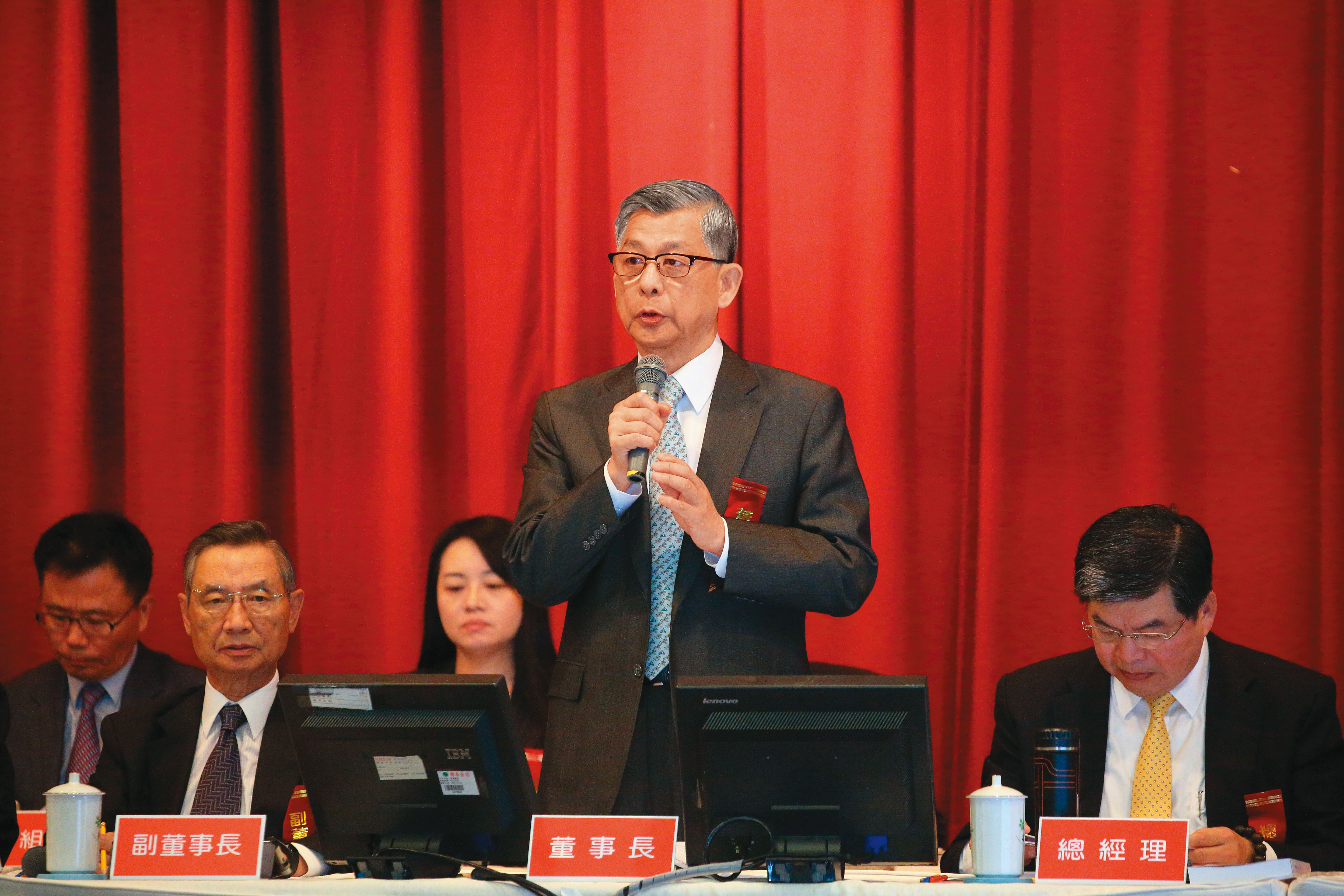 蔡宏圖家族買下全家股權，卻意外捲入紛爭、公親變事主。