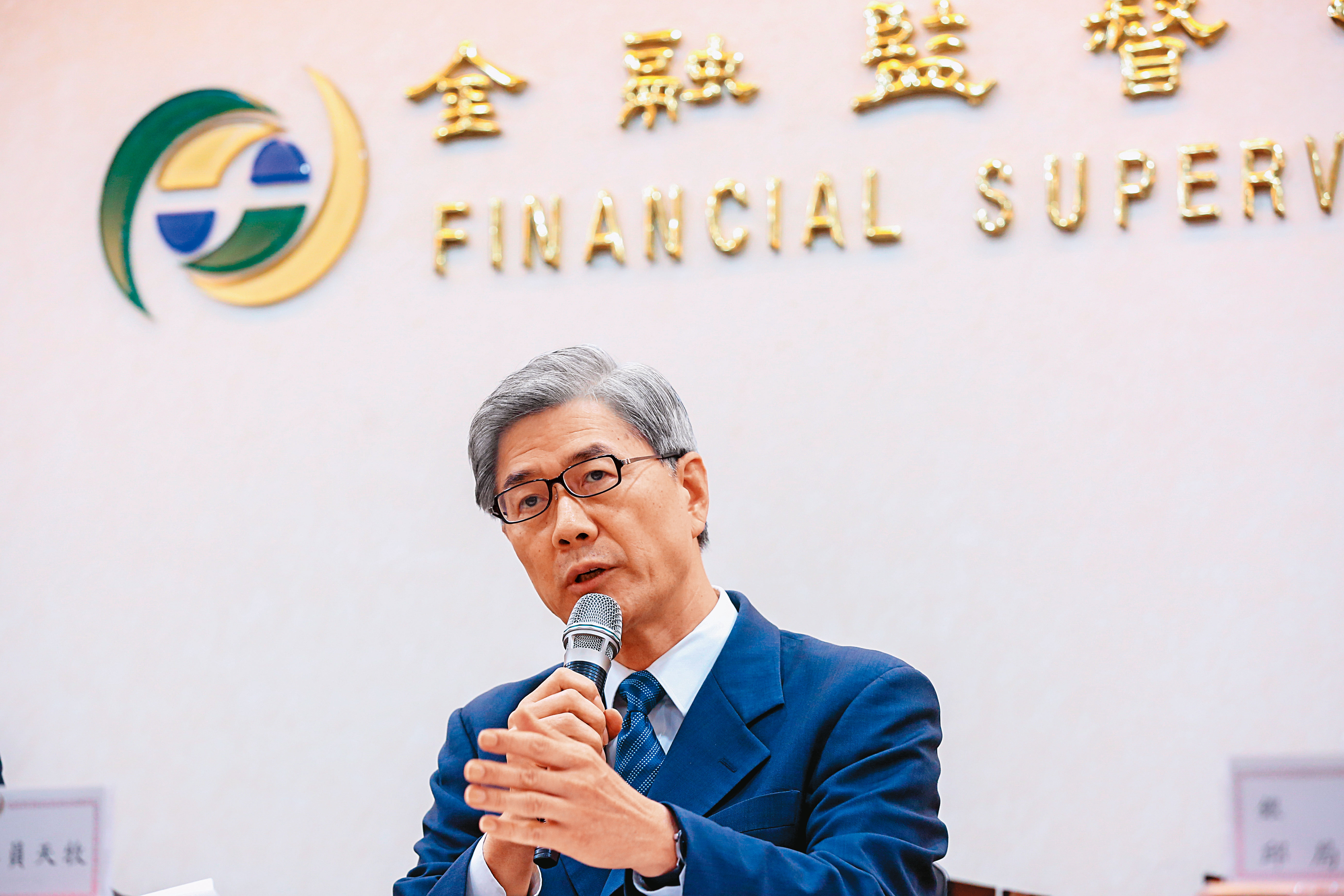 金管會主委黃天牧表示,全家交易案目前還在調查當中。