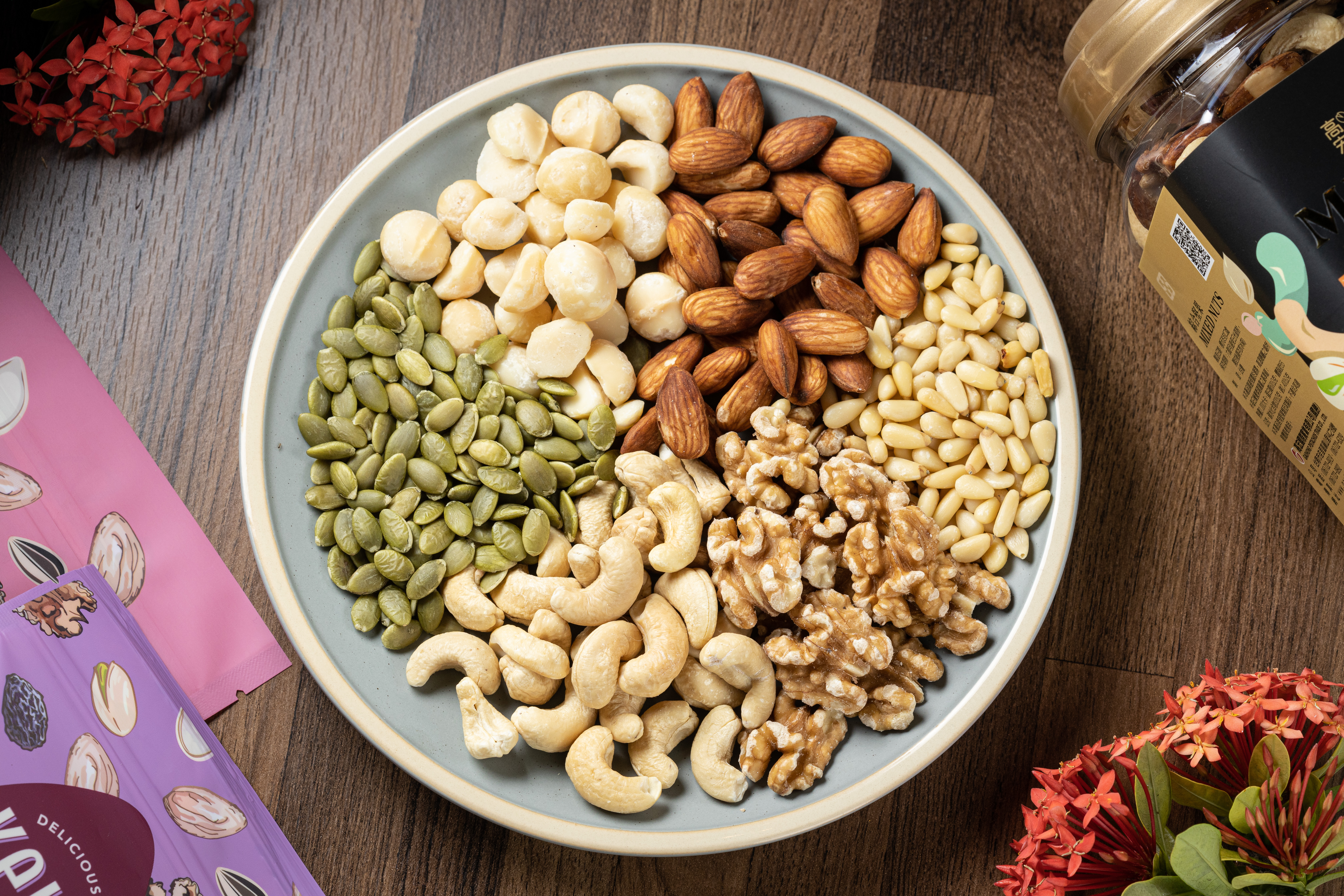 「綜合堅果」內有杏仁果、核桃、腰果、夏威夷豆、南瓜子、松子，調味非常淡雅，吃得到果仁天然的香脆。（270元／300g袋裝）