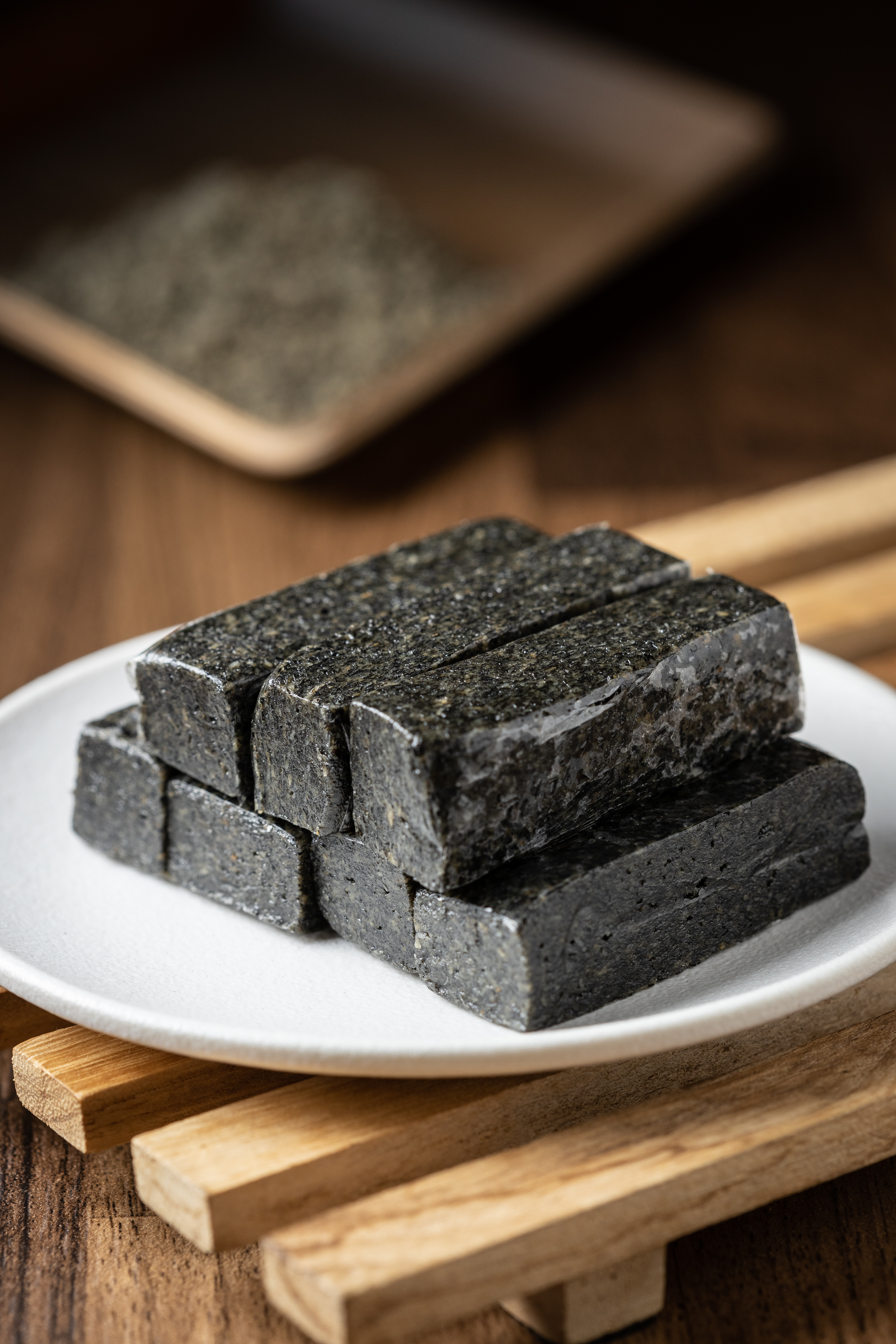 「芝麻糕」使用台南在地芝麻製成，香氣濃郁卻不甜膩。（200元／200g袋裝）