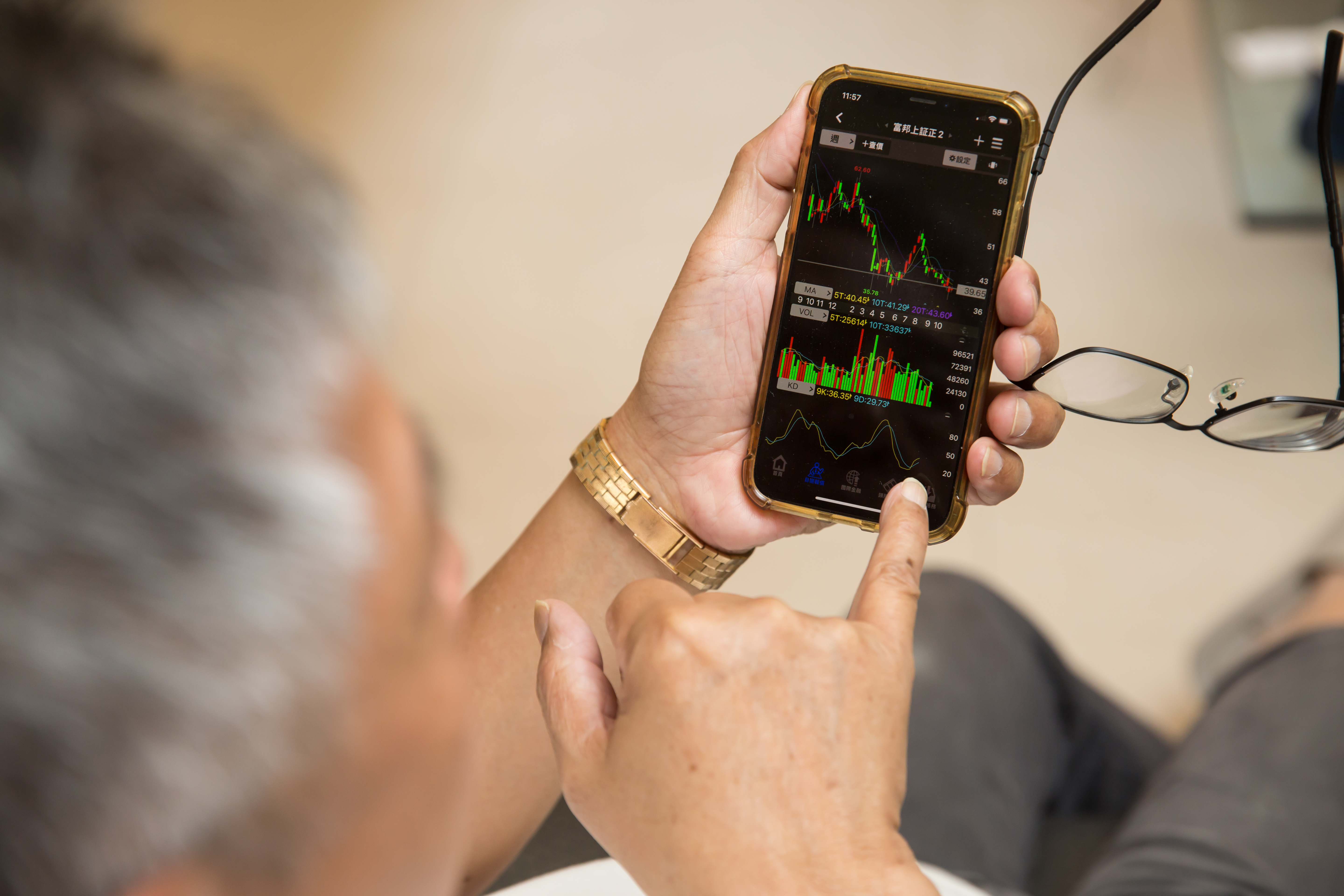 嘉裕西服前總經理江育誠認為，投資應簡單化，好好選擇，買一檔好股就夠。