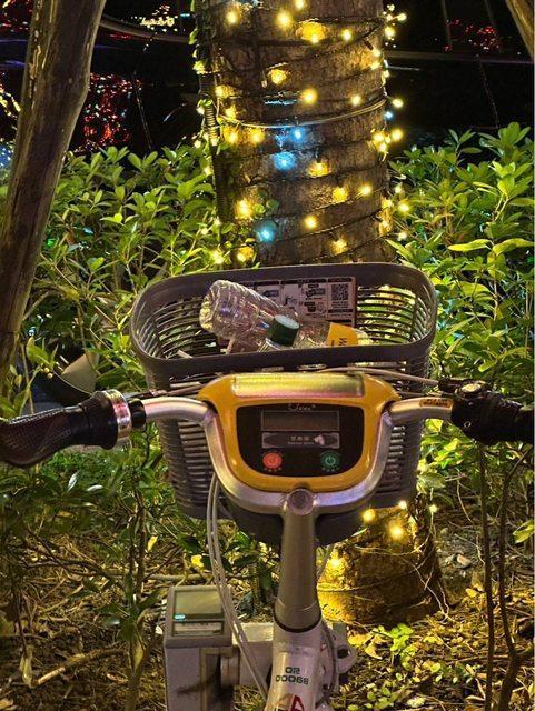 網友發現這一兩年來發現越來越多人把Ubike菜籃當垃圾桶。(翻攝PTT)