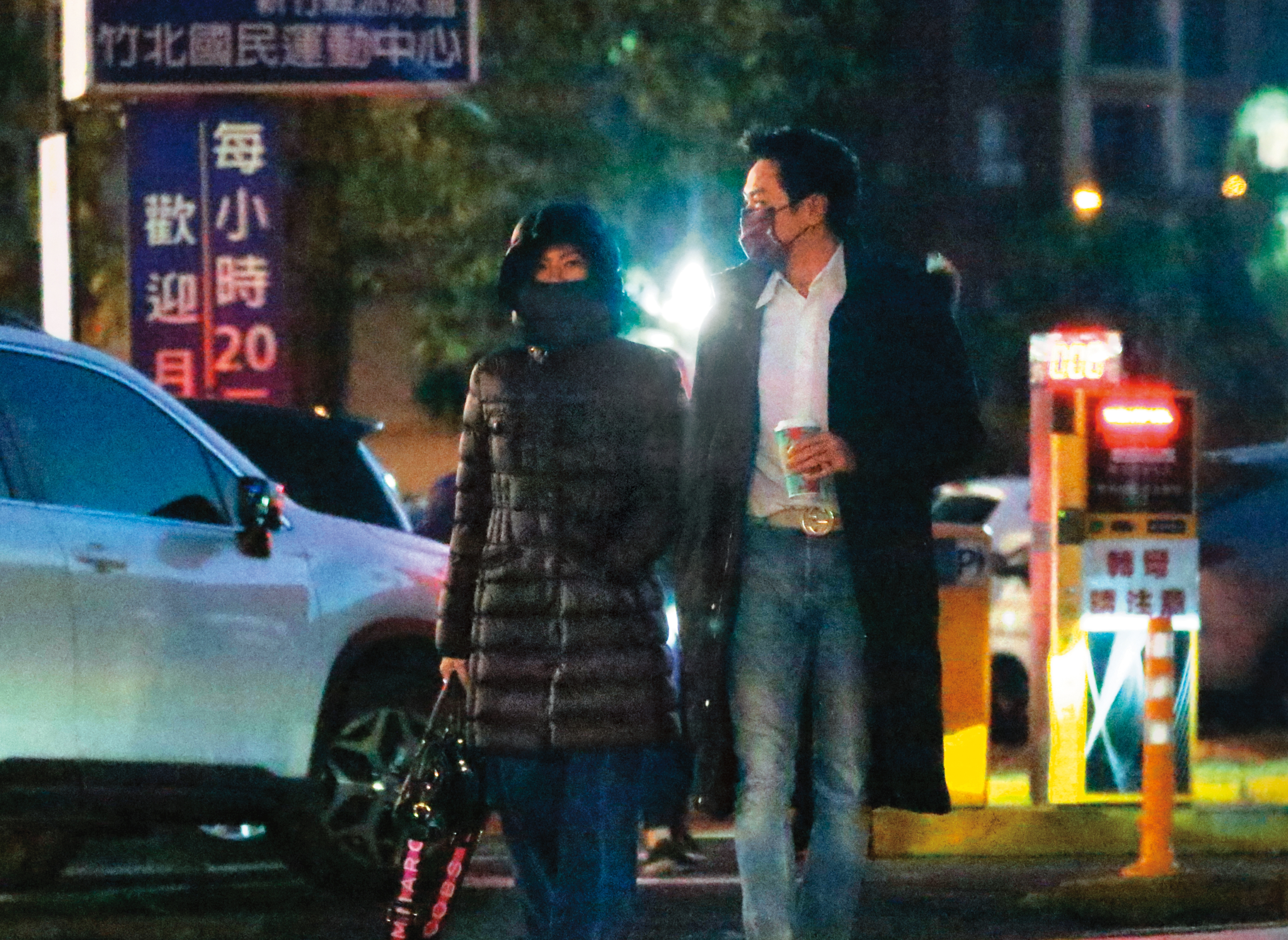 12/18 17：31 連經紀人都已先行離開，嫚凌（左）亦步亦趨陪著王海輪（右），顯然關係相當親暱。