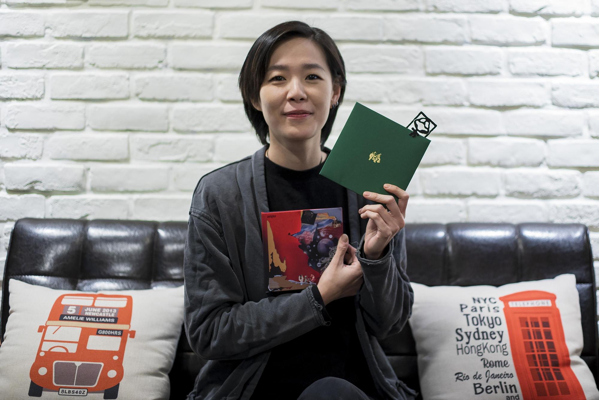 安溥實體專輯終於在演唱會前發行,這張雙CD、16首歌的《9522》專輯,捨棄一次性的OPP外包膜包裝。(聯成娛樂提供)