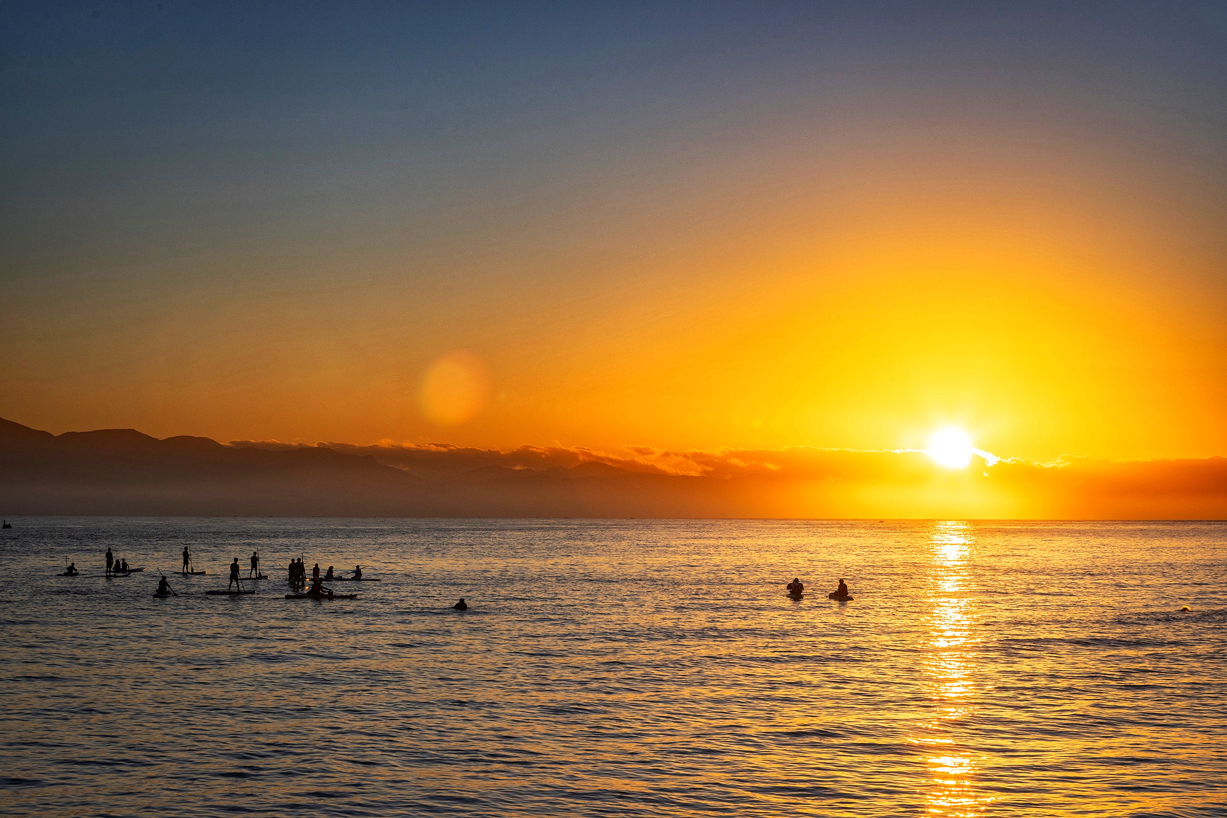 小琉球的日出，有連綿壯闊的大武山當背景。