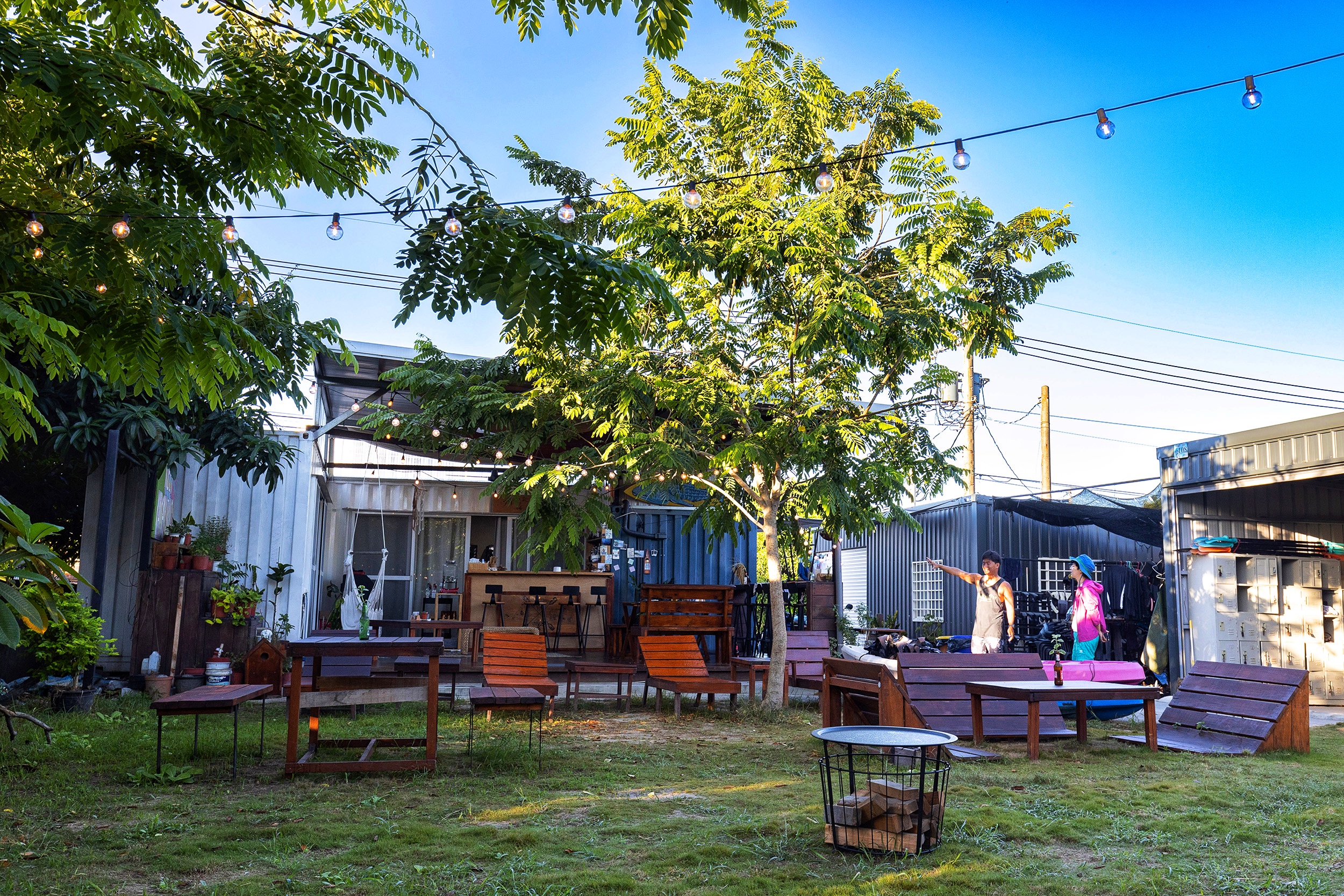 獨木舟店到了晚上會變身成氣氛悠閒的酒吧「靠岸Shoreside Coffee&Bar」。