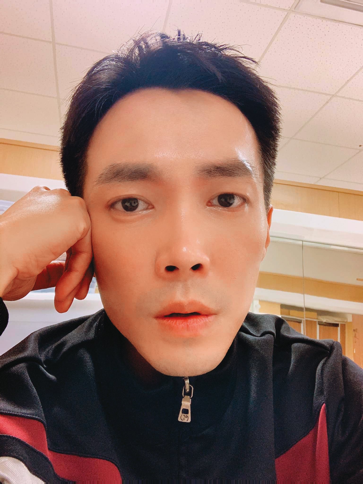 許仁杰摳門又對婚姻呈現擺爛狀態,導致老婆的友人也看不下去。(翻攝自許仁杰臉書)
