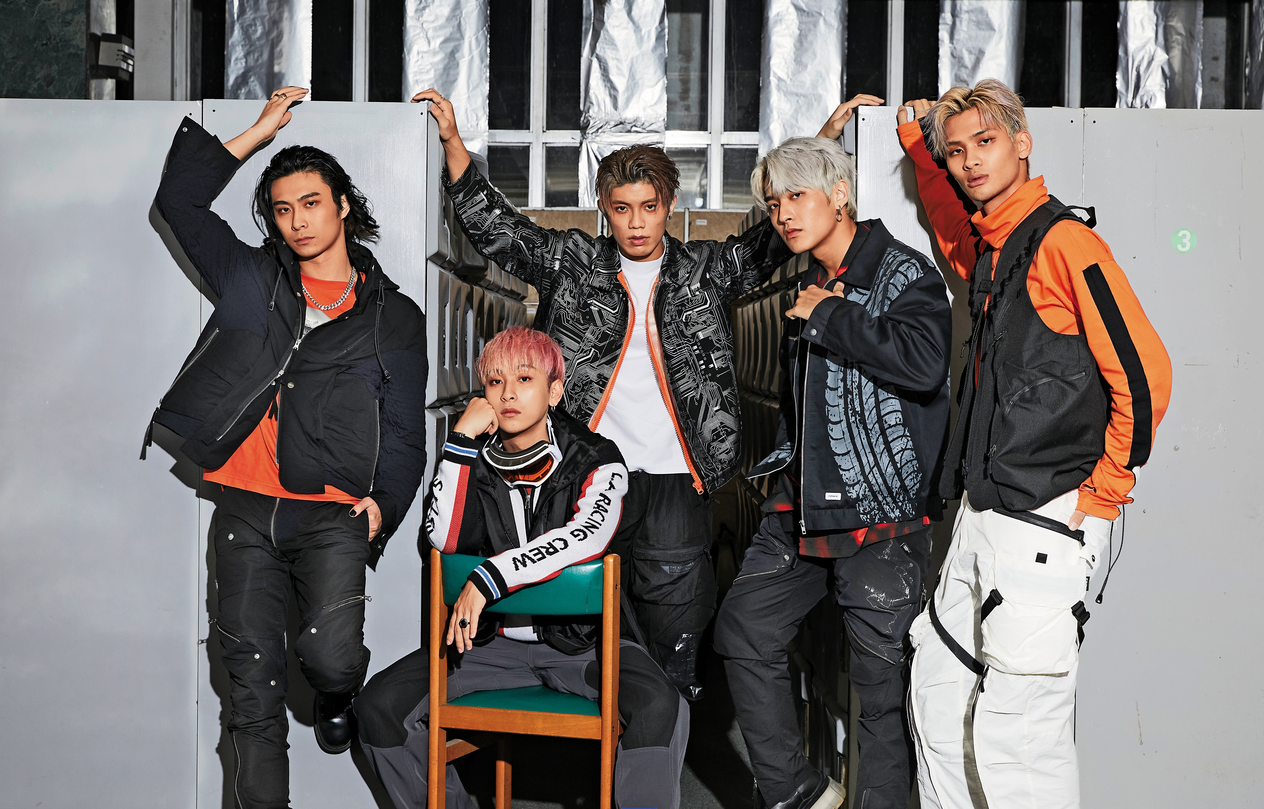 MAX（左一）認為火星代表著不死鳥，雖然比賽期間成績常墊底，但大家都不曾放棄。左二起為曹家齊、陳峻廷、李承隆、夏浦洋。（服裝提供：GUCCI）