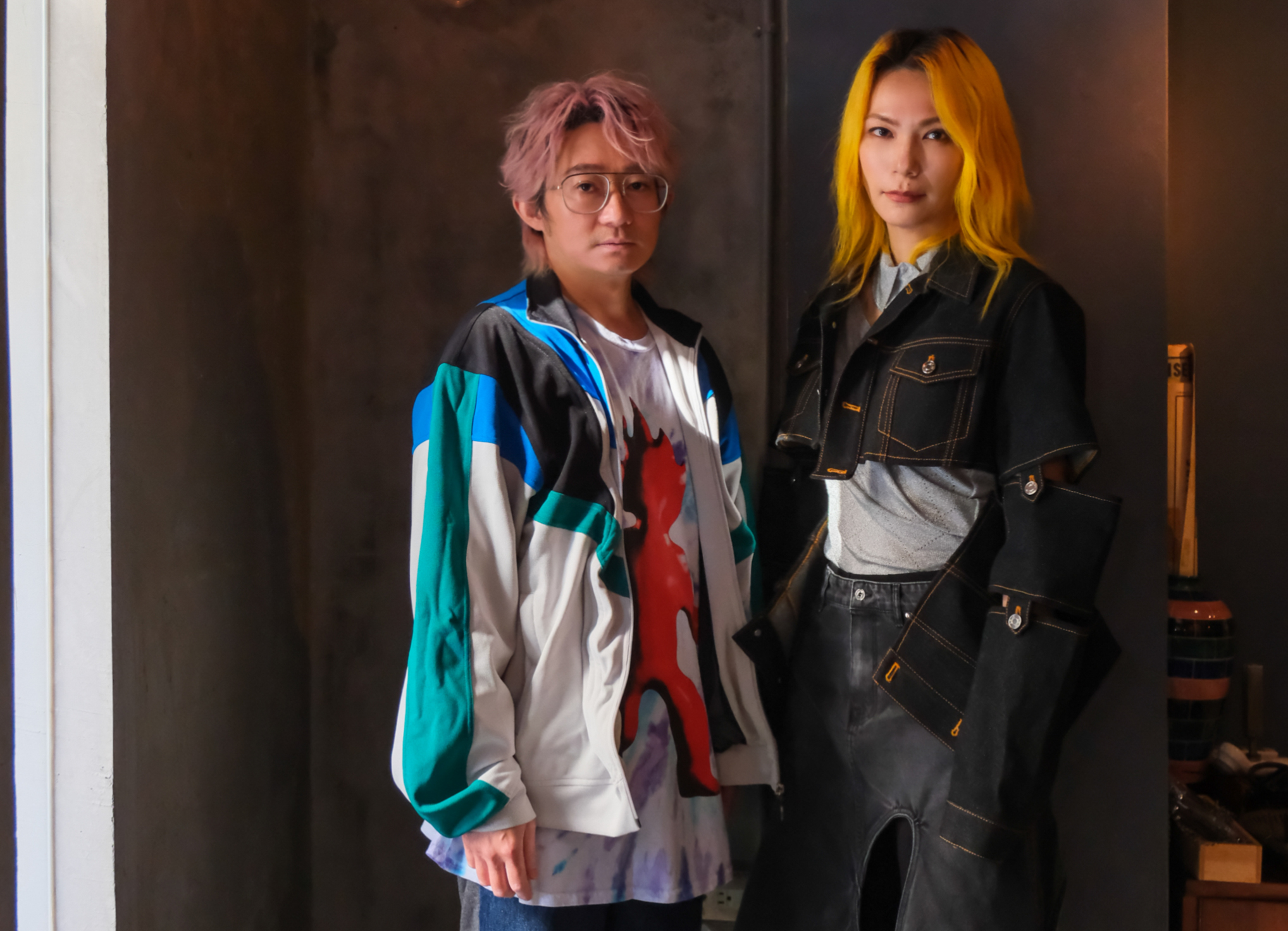 Tizzy Bac化身神祕陰間使者,〈冬日花朵〉MV全身黑為思念送行「心靈大掃除」。(相信音樂提供)