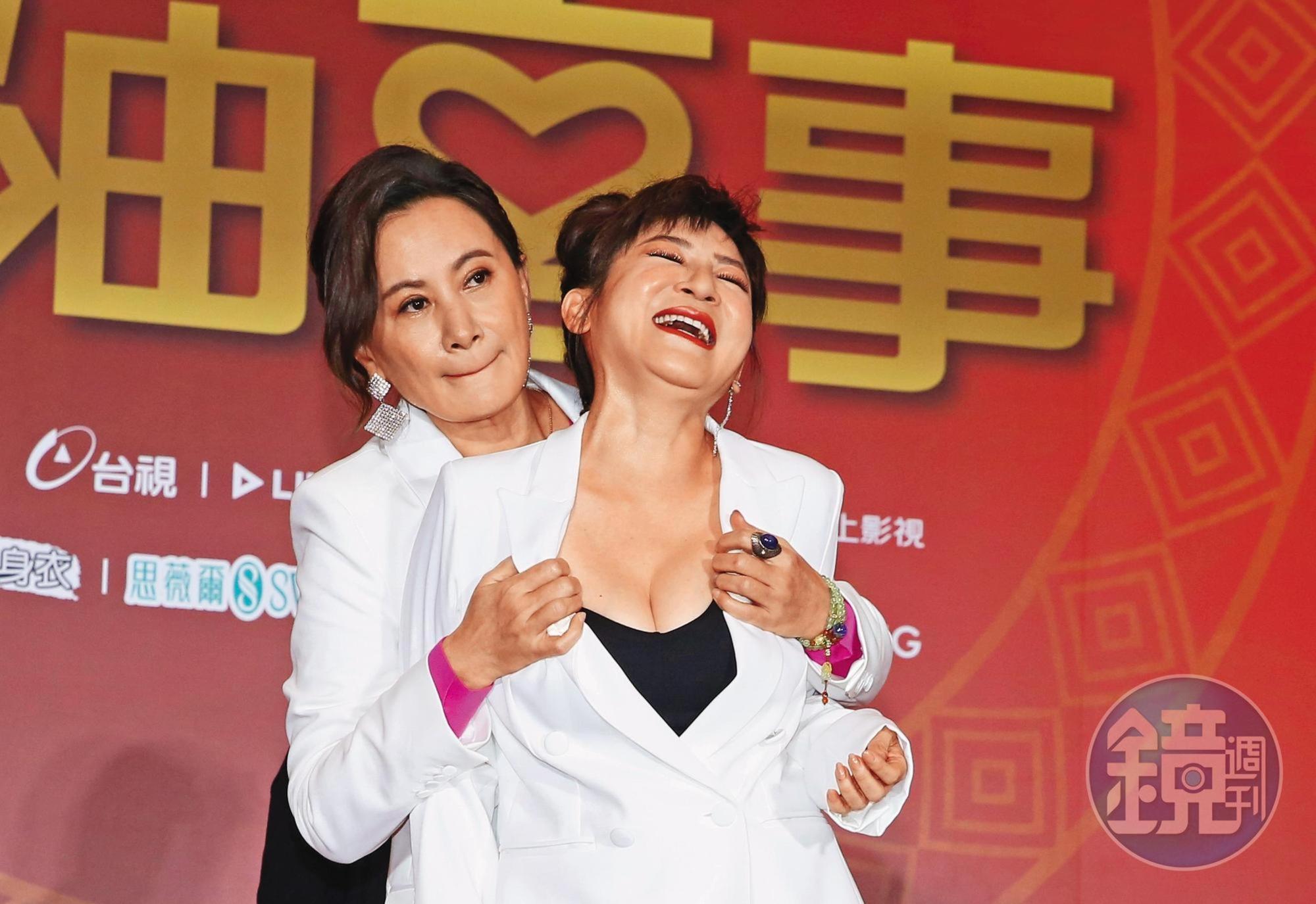 陳亞蘭（後）拉開王彩樺（前）的外套，彩樺姐的「長輩」差點蹦出來！