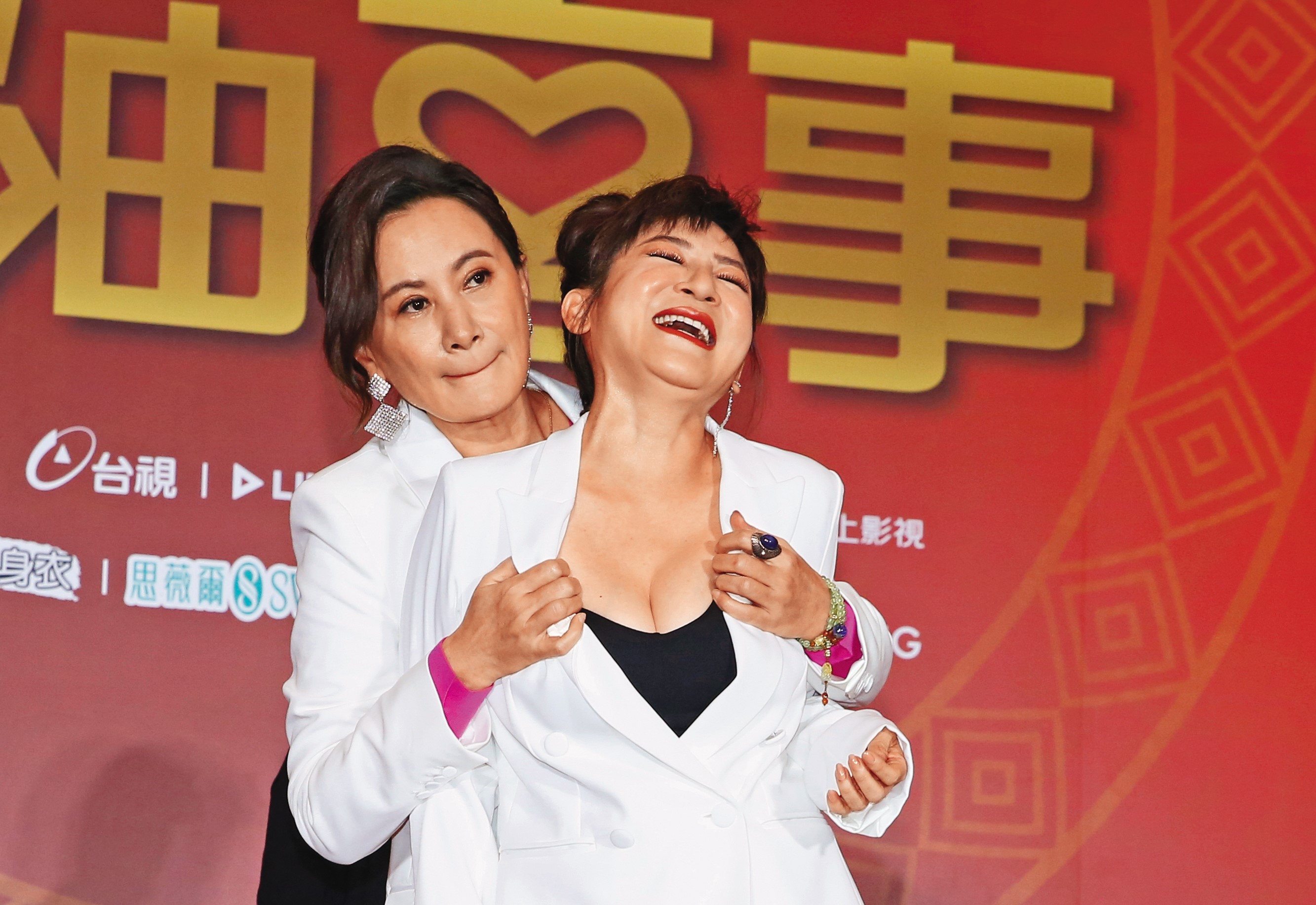 陳亞蘭（後）拉開王彩樺（前）的外套，彩樺姐的「長輩」差點蹦出來！