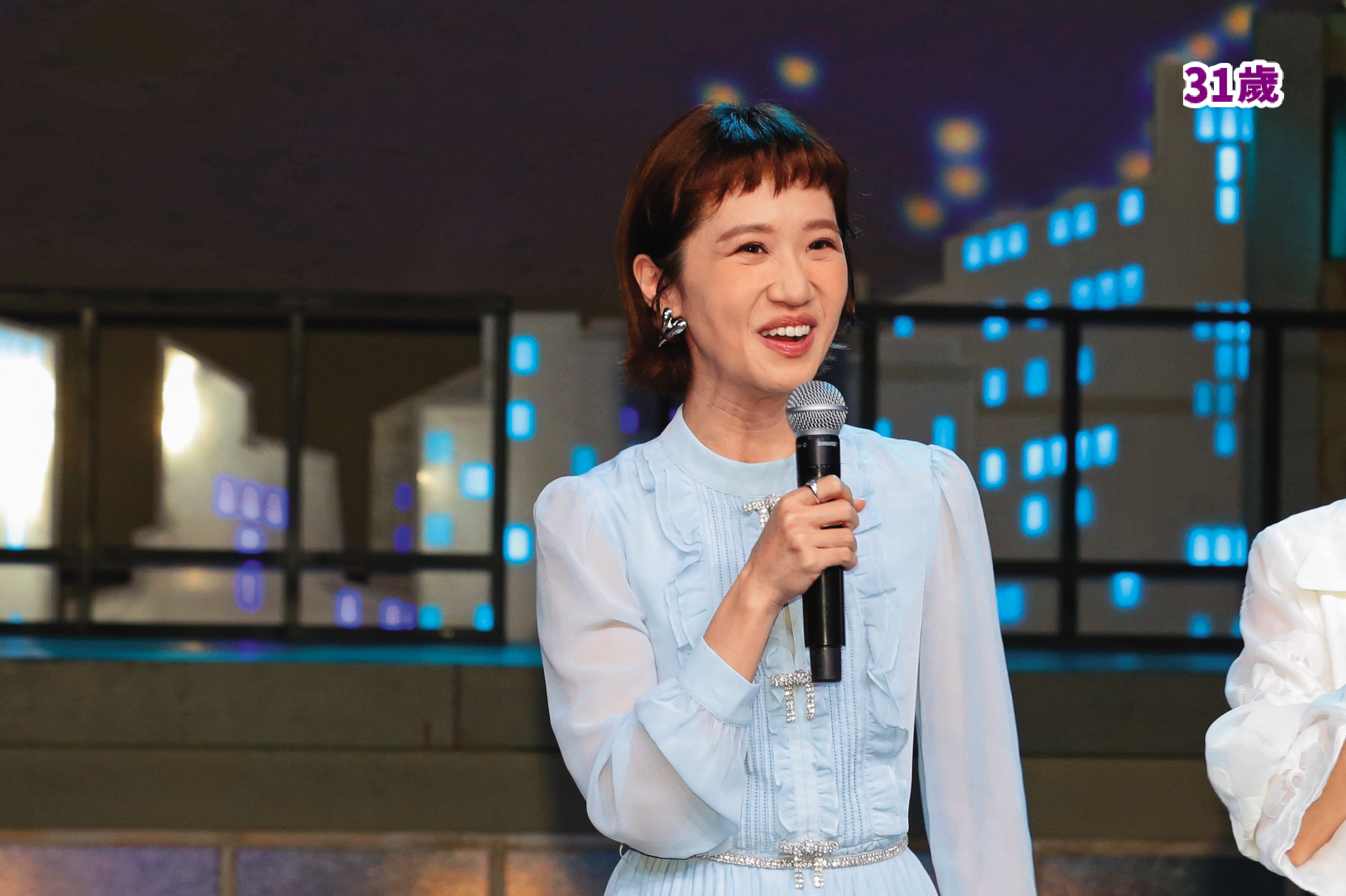 剛奪得金鐘主持人獎的Lulu，可能工作太操了！人變得有點臭老說。（遞面膜）