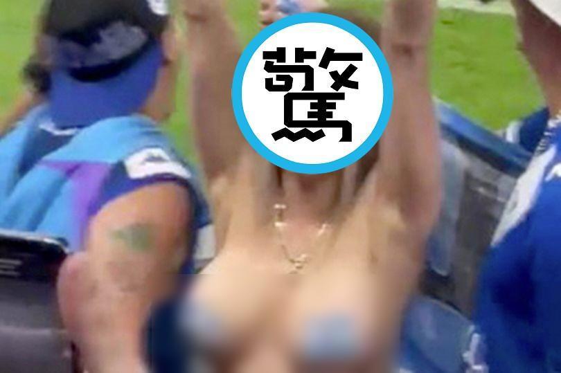 阿根廷最狂「世足奶」彈出來，妹子本尊無碼曝光！傳遭警衛硬上帶出場。（翻自《每日星報》）