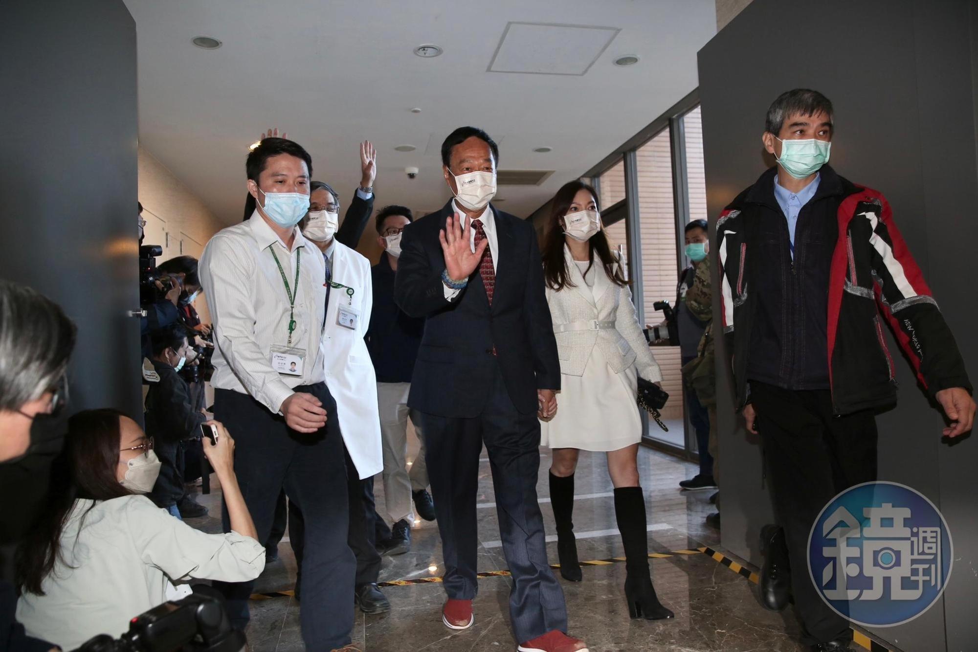 郭台銘昨天出席台大癌醫中心分院4週年院慶，他在接受聯訪時，透露在台灣疫情嚴峻階段採購BNT疫苗的內幕過程。