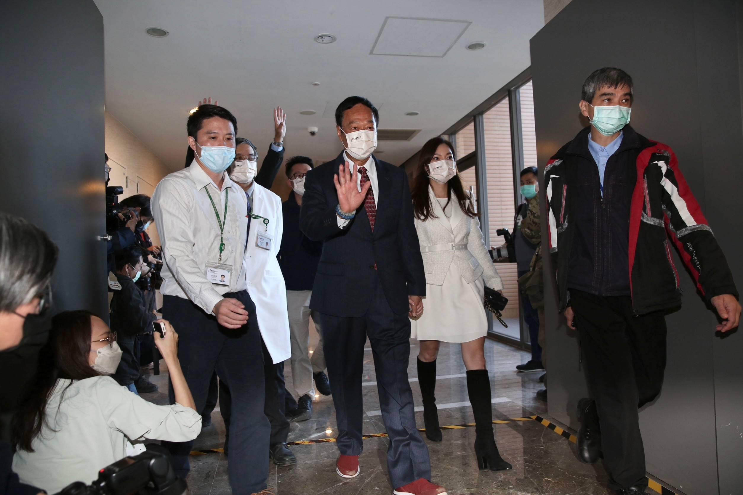 郭台銘昨天出席台大癌醫中心分院4週年院慶，他在接受聯訪時，透露在台灣疫情嚴峻階段採購BNT疫苗的內幕過程。