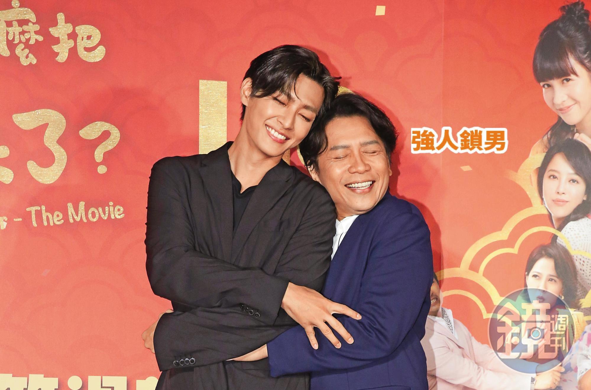 炎亞綸(左)、許傑輝(右)兩男攬牢牢,這就是成語「強人鎖男」的由來。(並不是!)