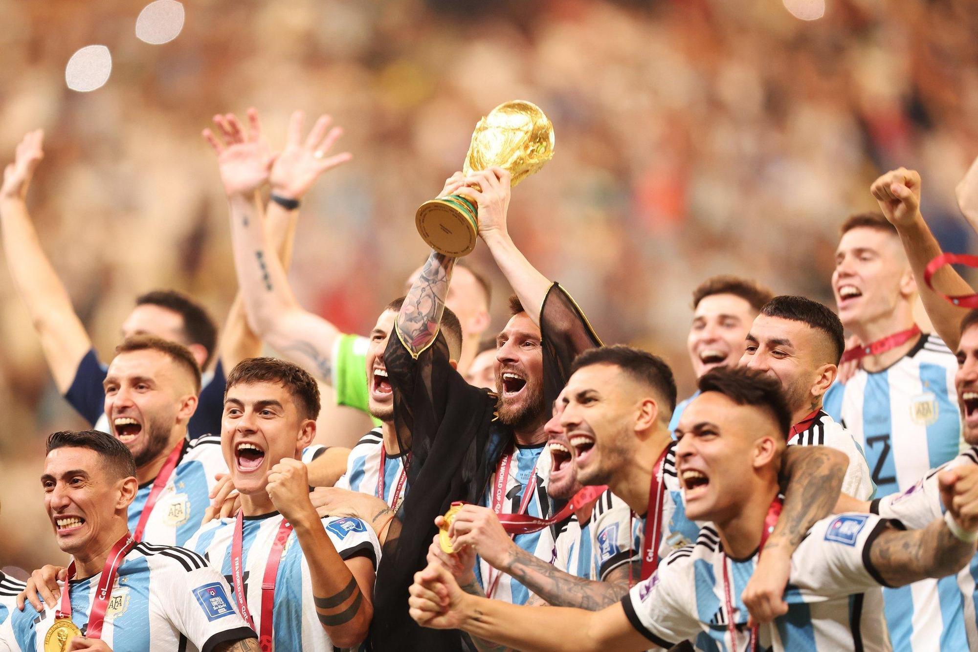 球王梅西（Lionel Messi）率領阿根廷隊捧起大力神盃。（翻攝自阿根廷國家隊推特）