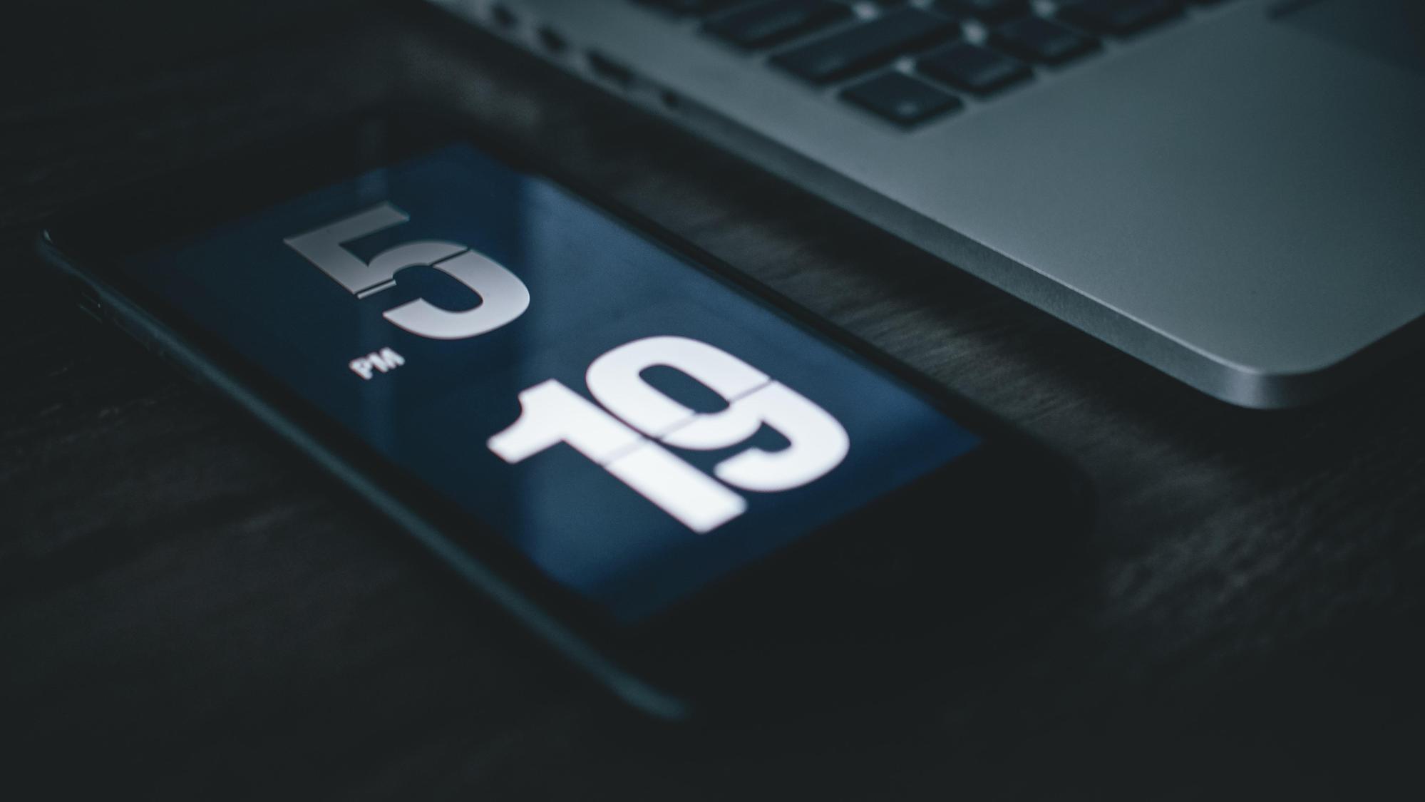 美國研究發現,長期受鬧鈴反覆驚醒,對人體健康有害。(示意圖,unsplash)