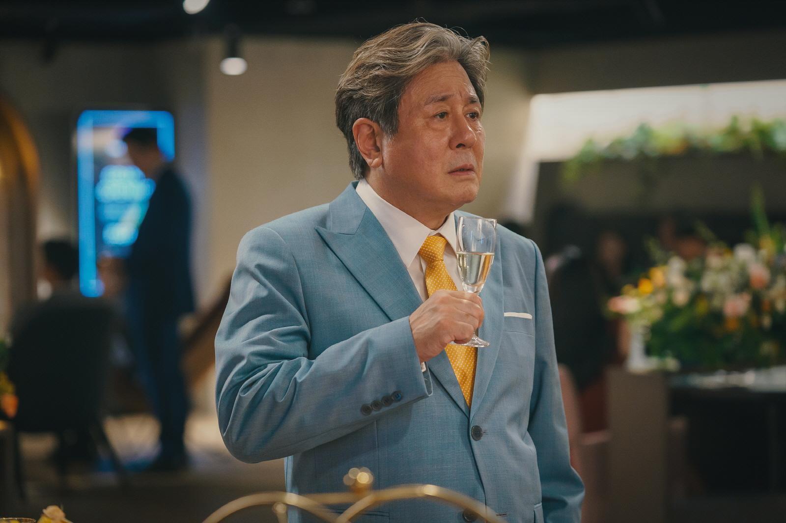 崔岷植睽違25年接下連續劇作品《地下菁英》,飾演一名在菲律賓展開賭場事業的平凡男子。(Disney+提供)