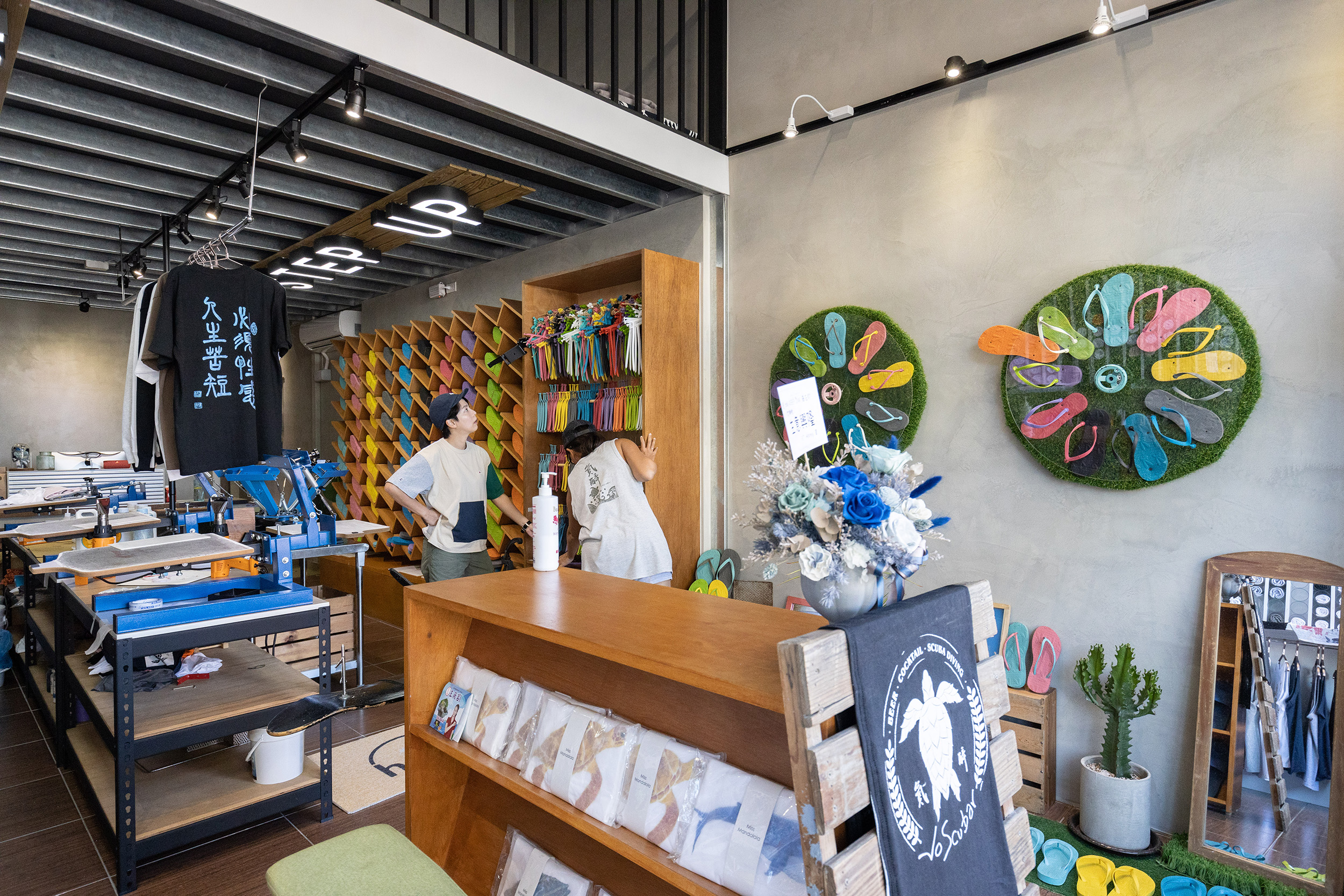 「still KEEP INK海在印」提供客製化夾腳拖與T恤絹印的獨特體驗，需要事先預約。