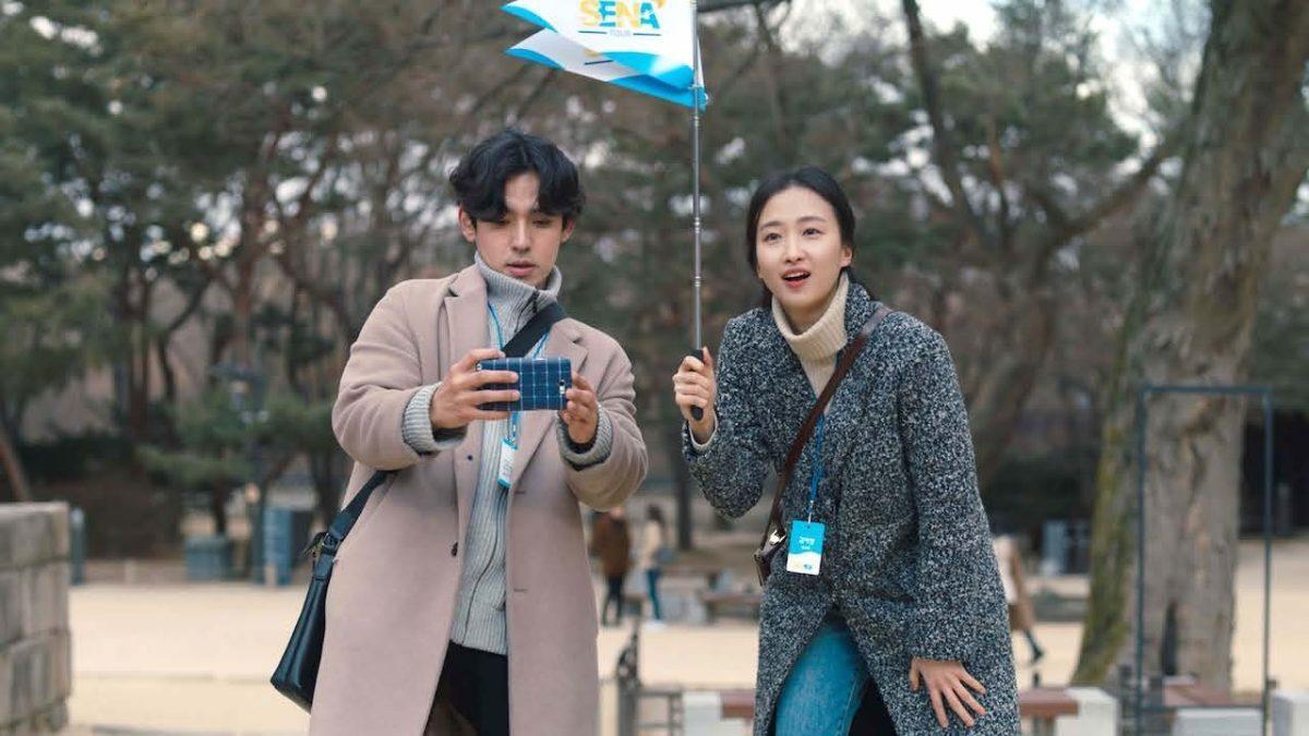 姜亨錫（左）在《花路阿朱媽》裡飾演從事導遊工作的年輕爸爸。（采昌提供）