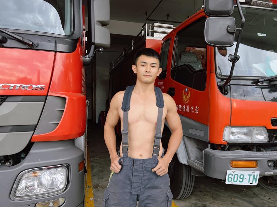 這名「消防小鮮肉」是田中消防分隊26歲的呂宗翰。(翻攝彰化縣消防局第二大隊臉書)